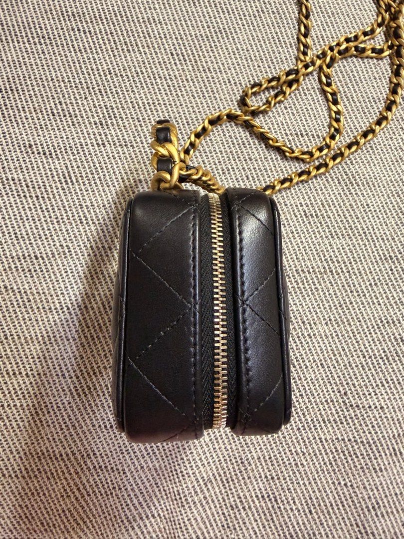 Chanel Mini Vanity （分類：手袋及銀包）位於 Hong Kong。 由 preowned0618 提交（商品編號 1420588564，圖片 3）。簡介： Chanel Mini Vanity 皮質：羊皮 金具顏色：金扣 大小：W14cm xH 9cm xD 6cm 手柄：16cm 肩背帶：116cm 口袋：卡袋 x2 使用次數：少於5次 詳細狀況可參巧圖片 香港專門店購入 有單有塵袋 只接受面交 現金/ FPS/ PayMe交易 貨物出門 恕不退換。