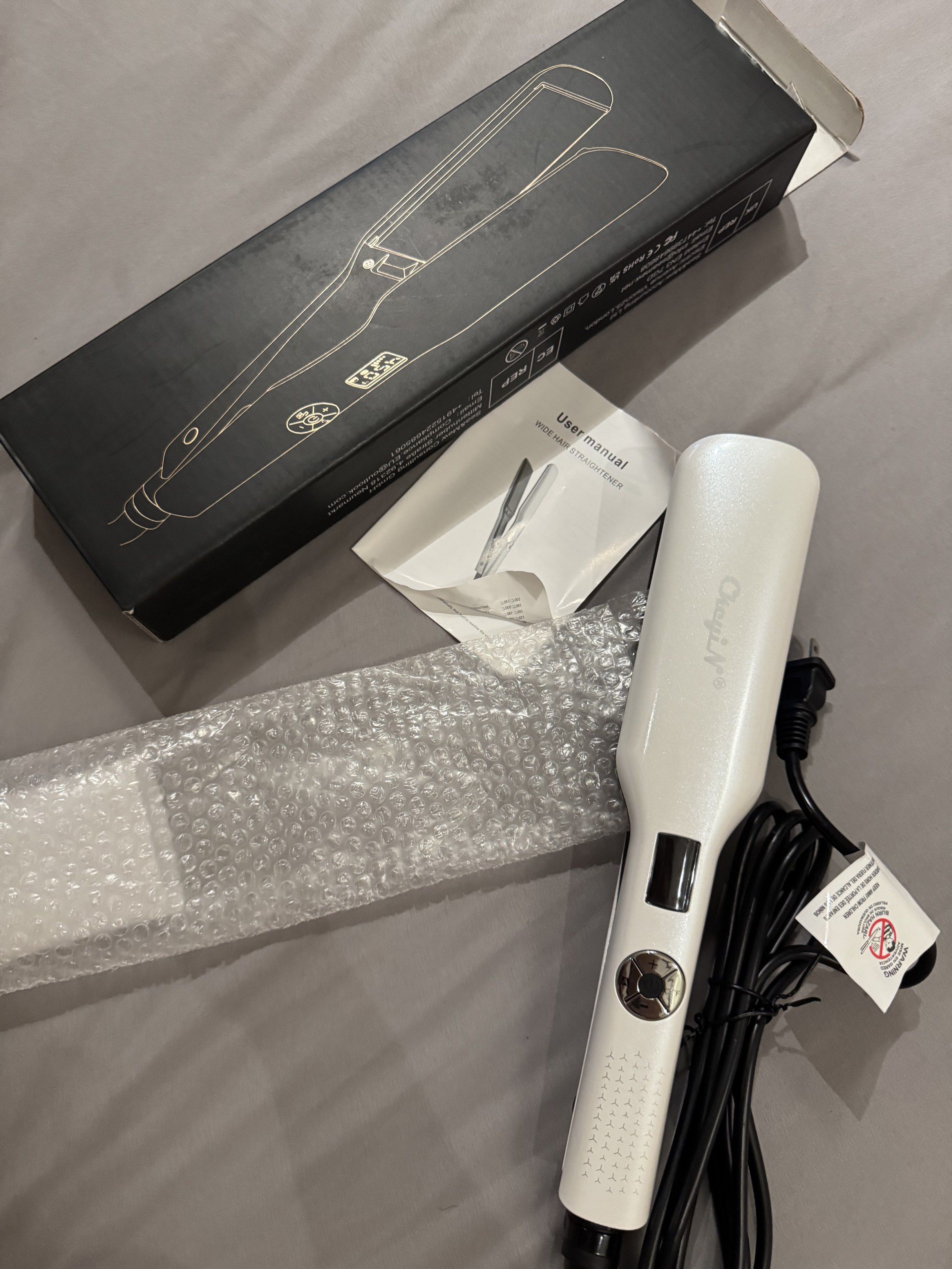 CheyiN Hair Straightener (Category: Hair) located in Baguio. Submitted by dmrayat (Listing ID 1420741777, Image 2). Description: - CheyiN hair straightener - White body with black ceramic plates - Includes original box and user manual - Features on/off button and temperature control - Comes with power cord - Warning tag attached Mga 2 times lang po nagamit, hindi ko masyado gamit hindi lumalabas. .