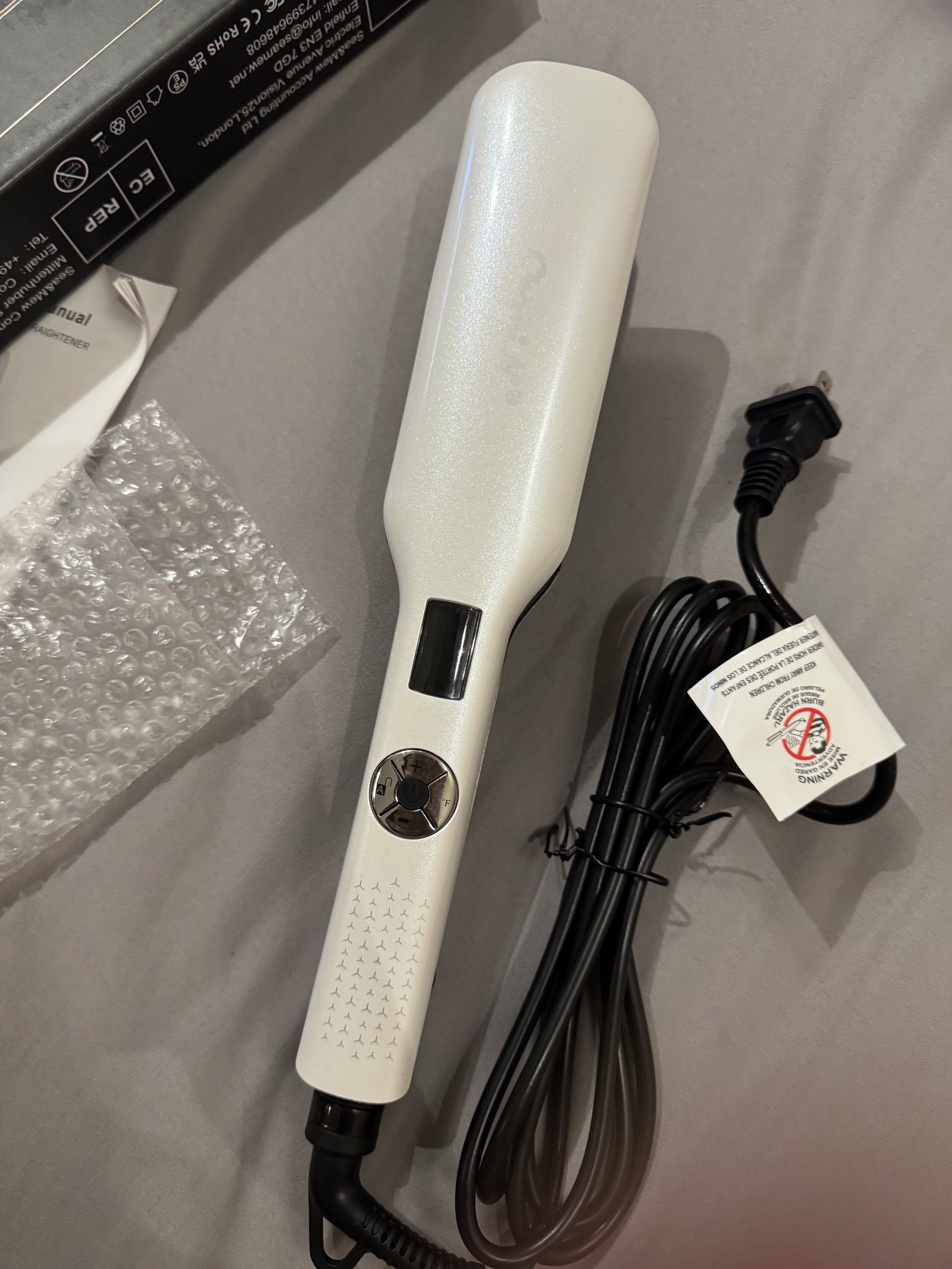 CheyiN Hair Straightener (Category: Hair) located in Baguio. Submitted by dmrayat (Listing ID 1420741777, Image 3). Description: - CheyiN hair straightener - White body with black ceramic plates - Includes original box and user manual - Features on/off button and temperature control - Comes with power cord - Warning tag attached Mga 2 times lang po nagamit, hindi ko masyado gamit hindi lumalabas. .