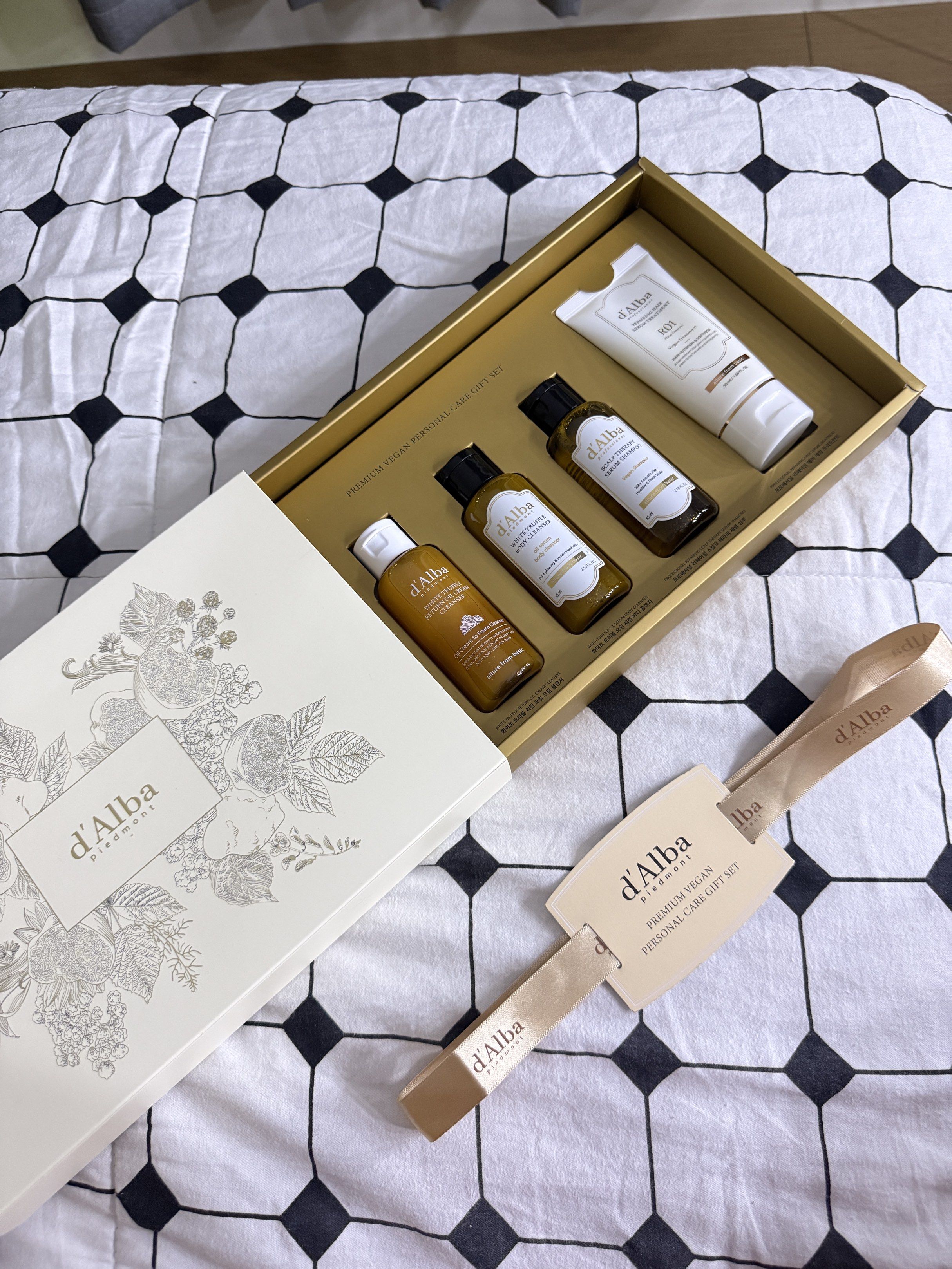 d'Alba Premium Vegan Personal Care Gift Set (Category: Face Care) located in Imus. Submitted by diana2999 (Listing ID 1420665232, Image 2). Description: - d'Alba Premium Vegan Personal Care Gift Set - Includes: - White Truffle First Spray Serum - White Truffle Oil Cream Cleanser - White Truffle Body Cleanser - Scalp Therapy Serum Shampoo - Comes in a decorative box with a ribbon - Perfect for personal care and for gift 3k srp .