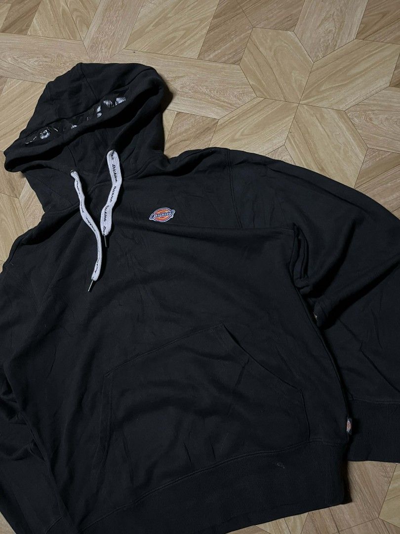 Dickies Black Hoodie (Category: Hoodies) located in Cavite. Submitted by sacmaestro444 (Listing ID 1420616656, Image 2). Description: - Black Dickies hoodie - Drawstring hood - Dickies logo on chest - Patterned hood design - Kangaroo pocket - Size tag visible.