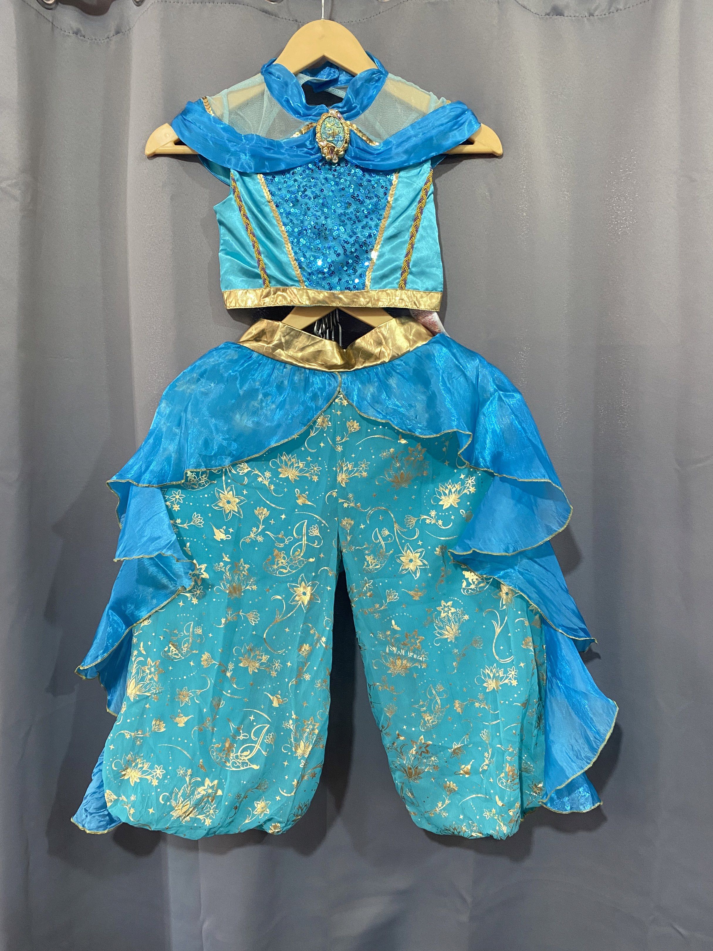 Disney Princess Jasmine Costume (Category: Babies & Kids Fashion) located in La Trinidad. Submitted by snowsnow_18 (Listing ID 1420744939, Image 1). Description: JASMINE Disney store on tag / 5-6YRS OLD on tag no flaws , needs wash onlyy , euc condi super ganda ng mga pin collection na itoo P2,800 💙.