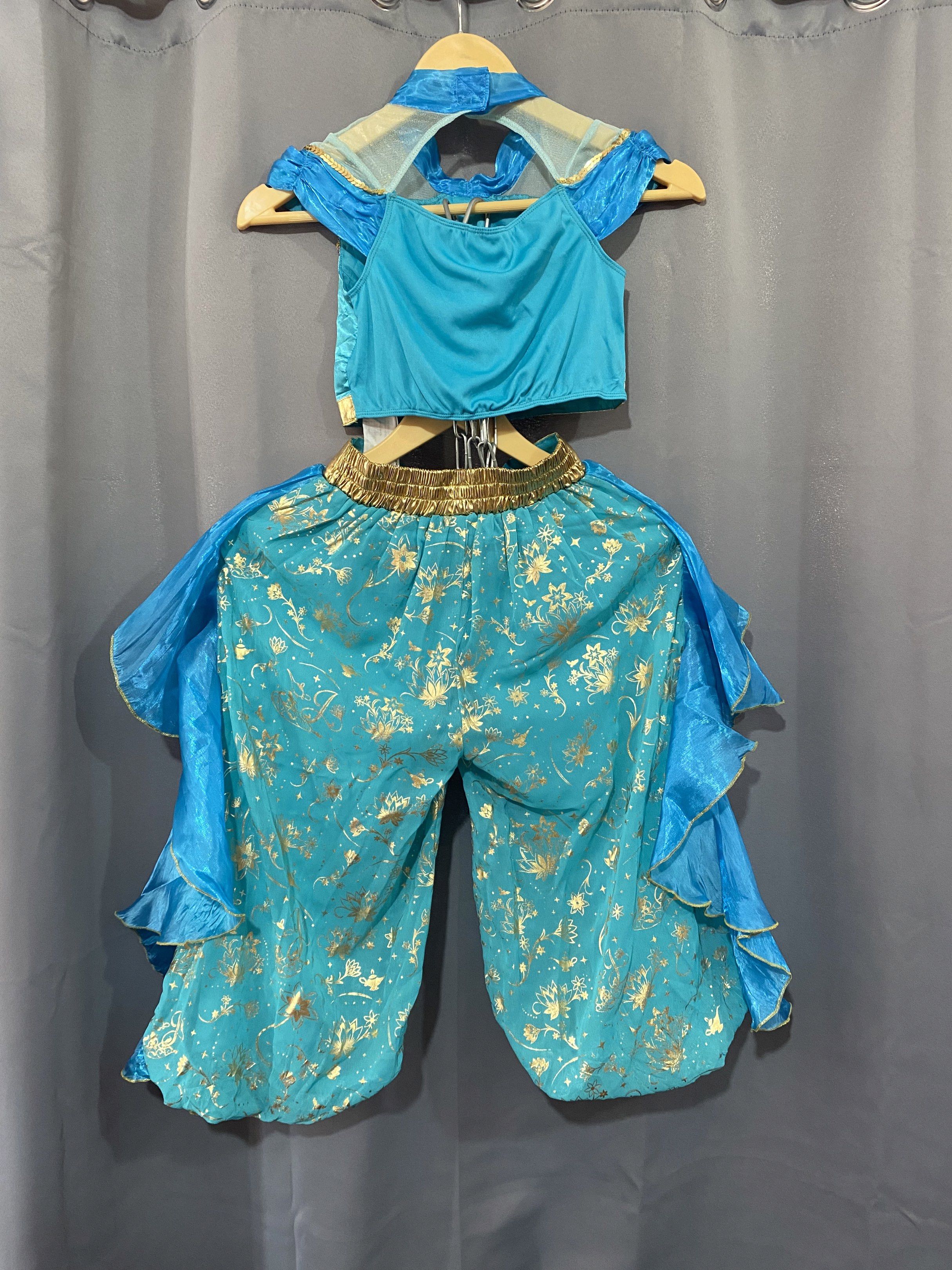 Disney Princess Jasmine Costume (Category: Babies & Kids Fashion) located in La Trinidad. Submitted by snowsnow_18 (Listing ID 1420744939, Image 3). Description: JASMINE Disney store on tag / 5-6YRS OLD on tag no flaws , needs wash onlyy , euc condi super ganda ng mga pin collection na itoo P2,800 💙.