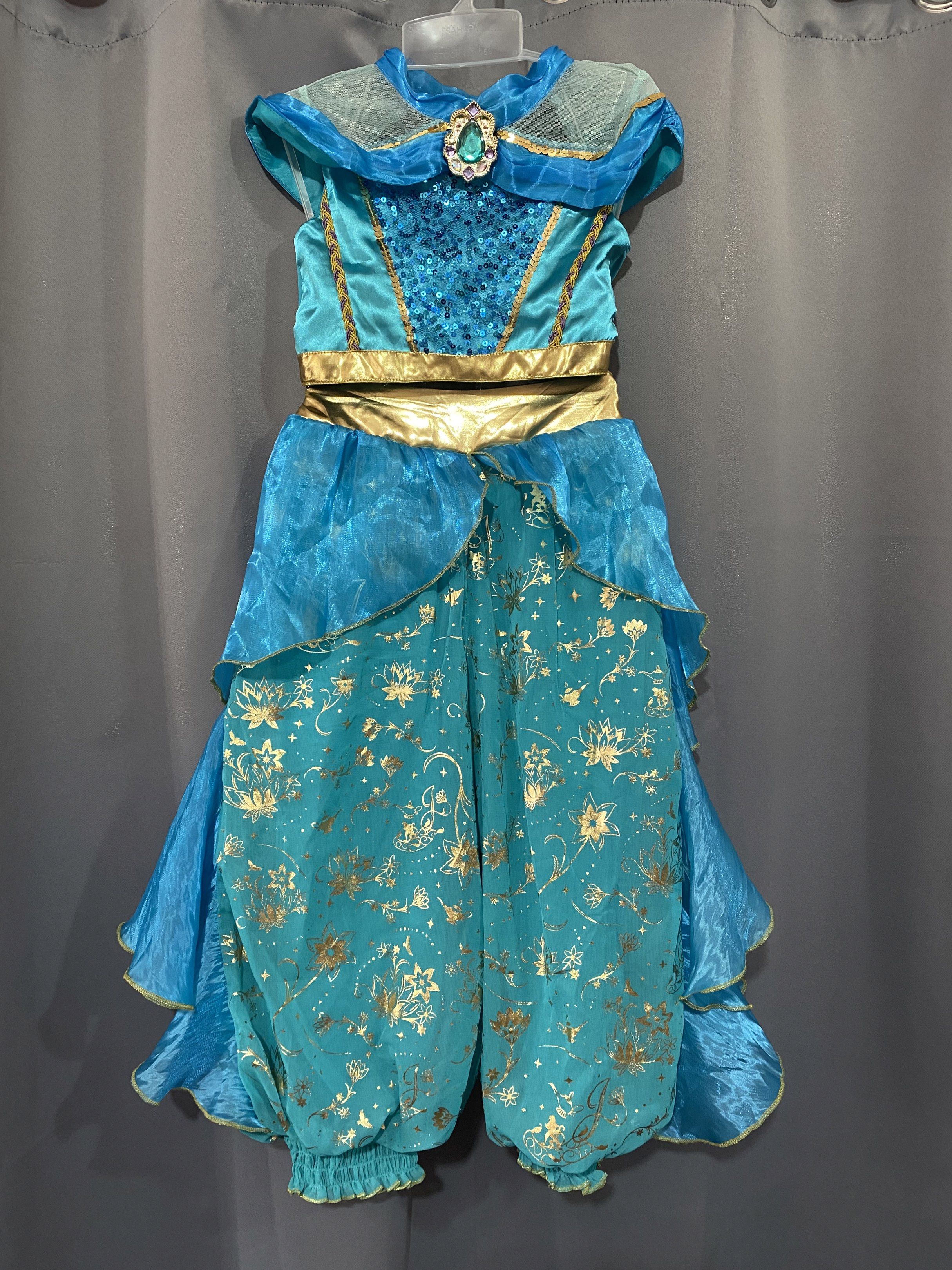 Disney Princess Jasmine Costume (Category: Babies & Kids Fashion) located in La Trinidad. Submitted by snowsnow_18 (Listing ID 1420744998, Image 1). Description: JASMINE Disney store on tag / 4YRS OLD on tag no flaws , needs wash onlyy , likenew condition apaka rare size and pin 💙 P2,800 💙.