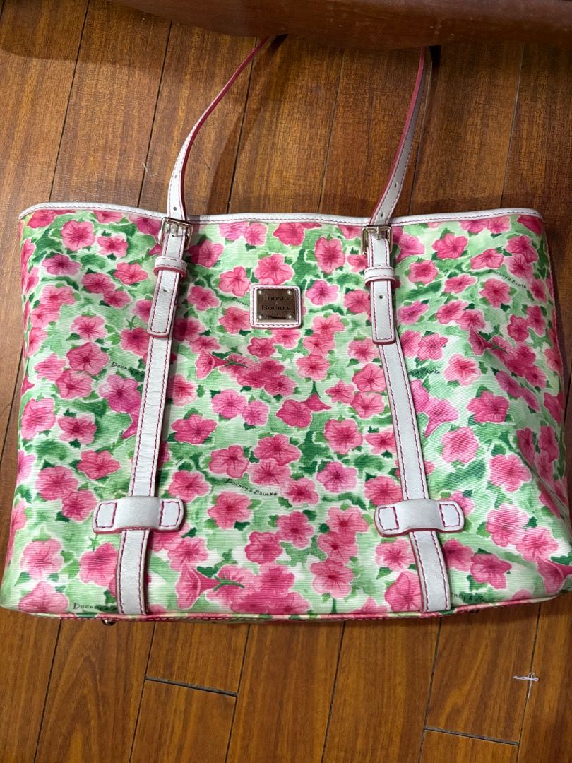 Dooney & Bourke Tote Bag (Category: Luxury Bags & Wallets) located in Pasig City. Submitted by lbckdavid (Listing ID 1420580007, Image 2). Description: Large capacity tote bag No smell No cracks or anything sa leather materials and handle Needs cleaning H: 31 cm L: 41 cm W: 19 cm Reg. card and dust bag not available .