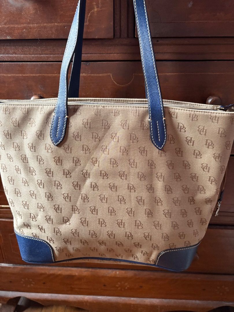 Dooney & Bourke Tote Bag (Category: Luxury Bags & Wallets) located in Pasig City. Submitted by lbckdavid (Listing ID 1420585809, Image 2). Description: Dooney & Bourke Tote Bag No cracks No smell Large capacity bag H: 29cm L: 42cm W: 17.5 cm With Dust bag and bought with Registration card but unfortunately mixed up with other cards. Do not know which one is which. Decluttering Slightly negotiable For pick up only, buyer will arrange and pay for T