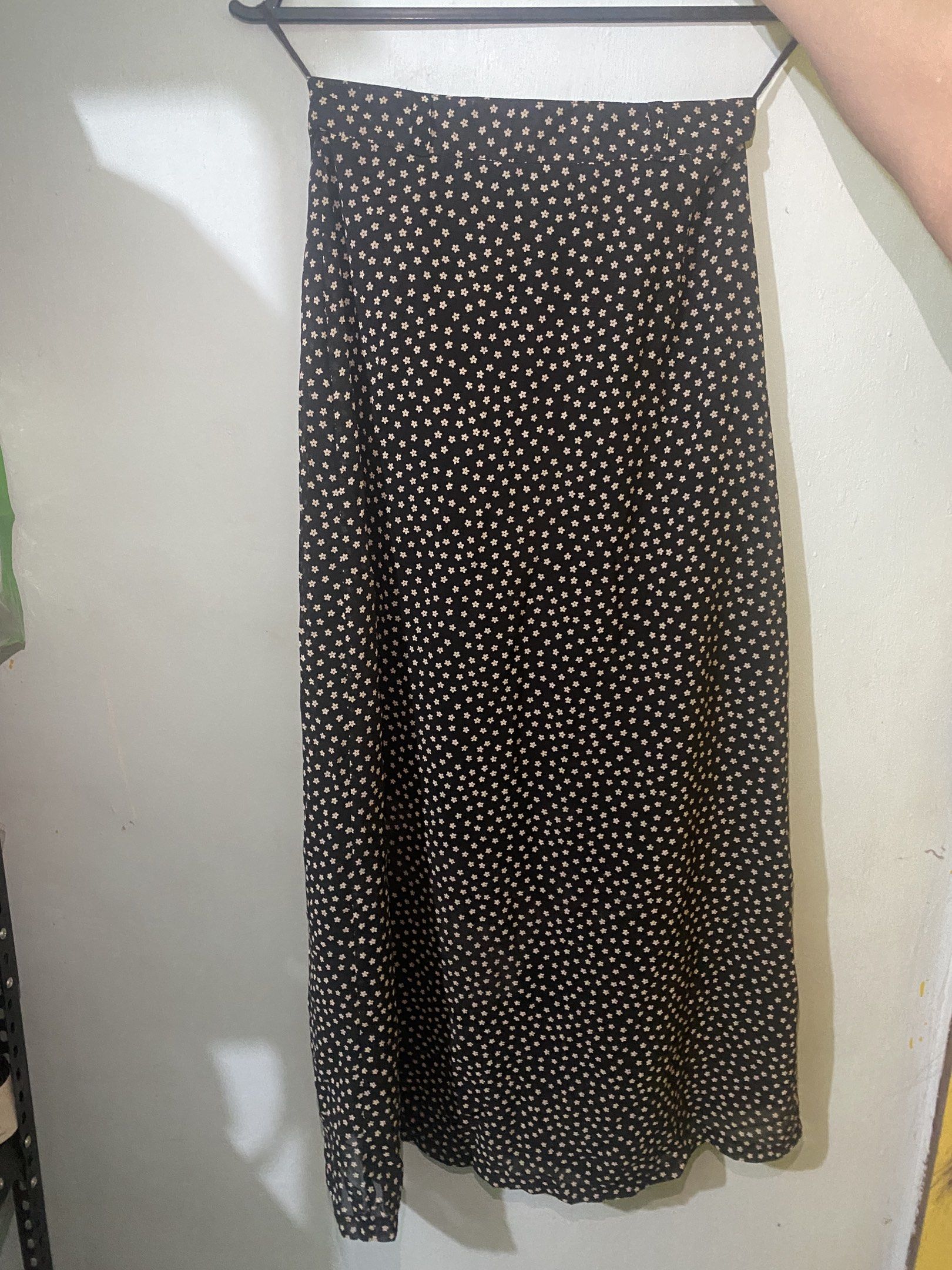 Floral Print Maxi Skirt (Category: Skirts) located in Manila. Submitted by orcharchives (Listing ID 1420660048, Image 1). Description: ❤️PLEASE READ Loc: Meycauayan, Bulacan For sure buyer: 1. Please only Make an offer if sure kukunin 2. Send your details for confirmation 3. Payment first gcash only - Black floral print maxi skirt - Flowing silhouette - Lightweight fabric - perfect for summer - Versatile for casual or dressy looks - size xs waist