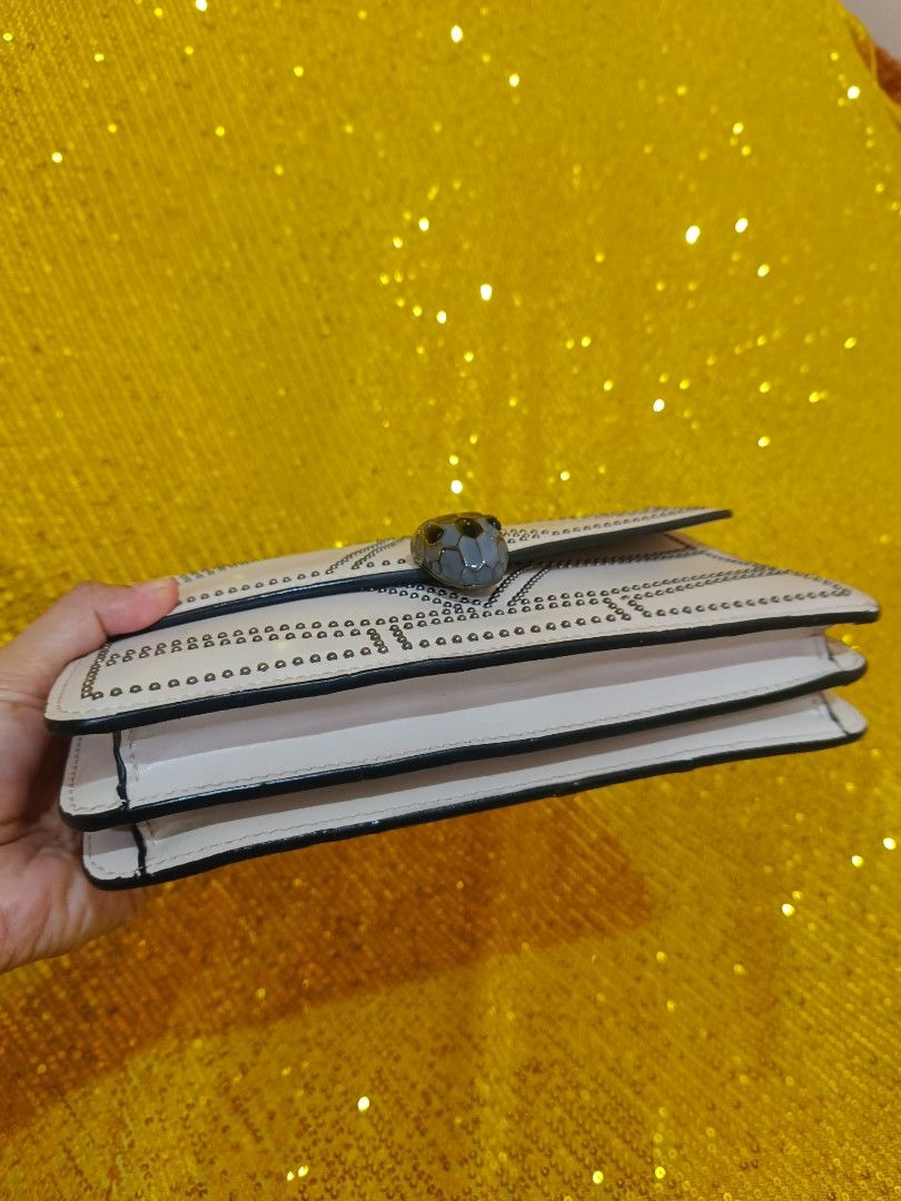 Grayish white shoulder bag rare design spacious two-way bag (Category: Shoulder Bags) located in Cebu City. Submitted by cherrycebucity01 (Listing ID 1420696299, Image 1). Description: Very nice!! 💞 Preloved and well cared for... Rfs: move out Maxim or J&T Loc: Apple One Banawa Heights, Guadalupe, Cebu City.
