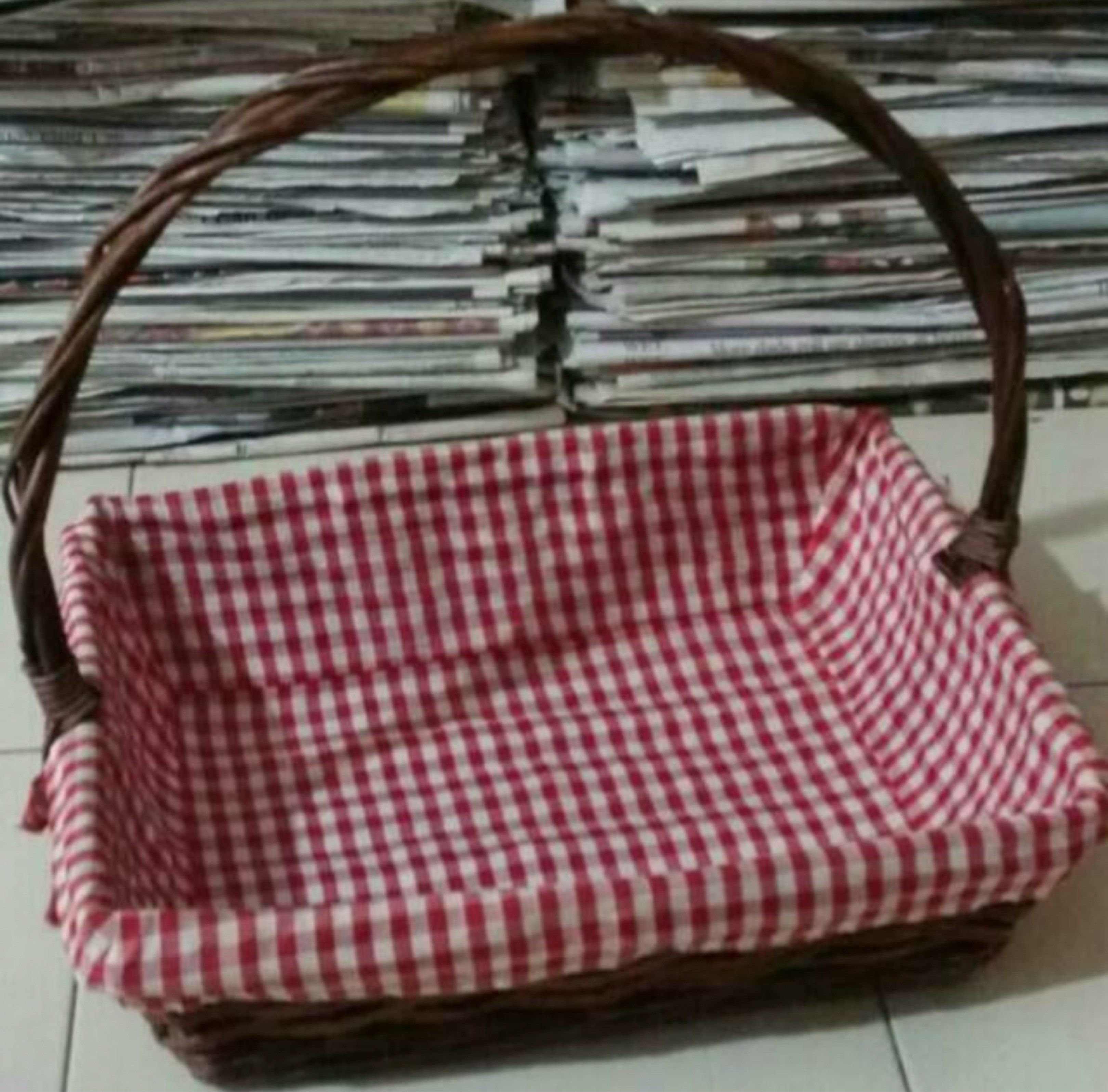 Hamper baskets (Category: Gift Baskets & Hampers) located in Singapore. Submitted by misstannn1819 (Listing ID 1420670813, Image 1). Description: Baskets are in good condition. Each at $8 or both at $15..
