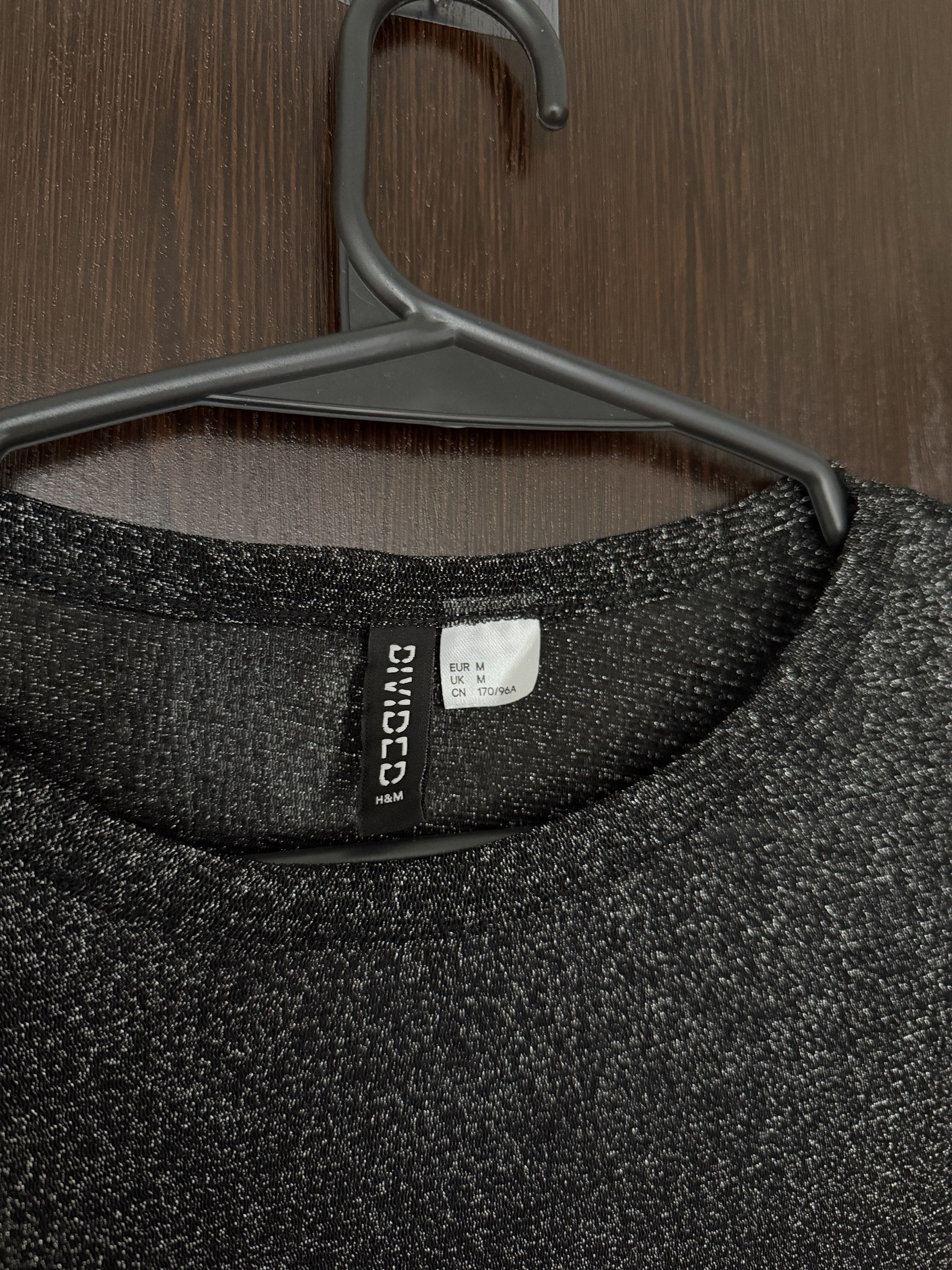 H&M Divided Mesh Top (Category: Sleeveless) located in Taguig. Submitted by 77dbae (Listing ID 1420572347, Image 3). Description: H&M Divided mesh top - Size: M - Sparkly, sheer design - used once rfs: decluttering.