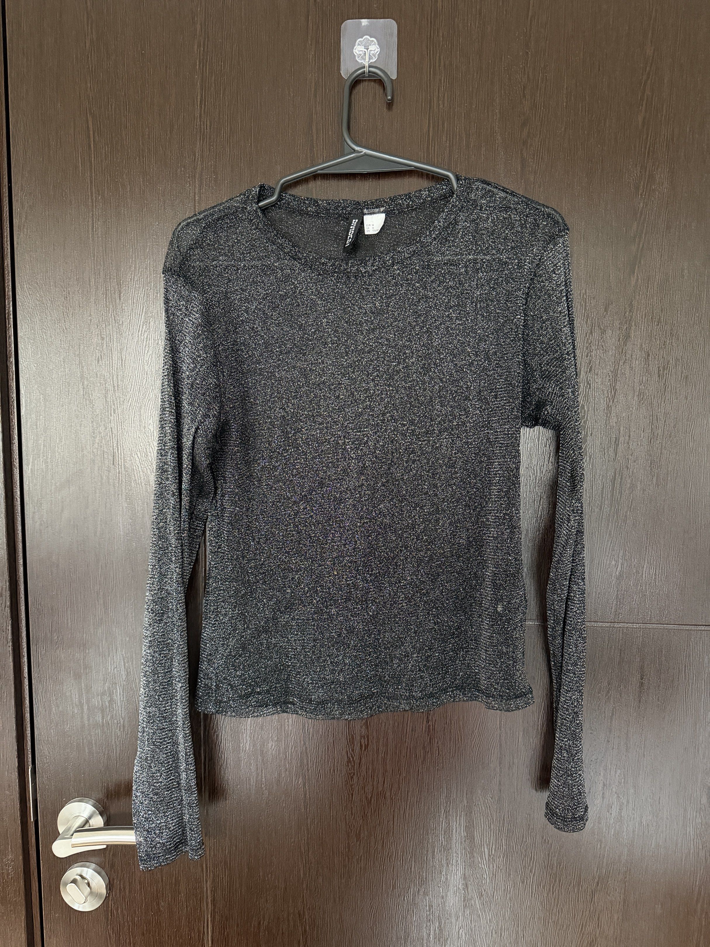 H&M Divided Mesh Top (Category: Sleeveless) located in Taguig. Submitted by 77dbae (Listing ID 1420572347, Image 2). Description: H&M Divided mesh top - Size: M - Sparkly, sheer design - used once rfs: decluttering.