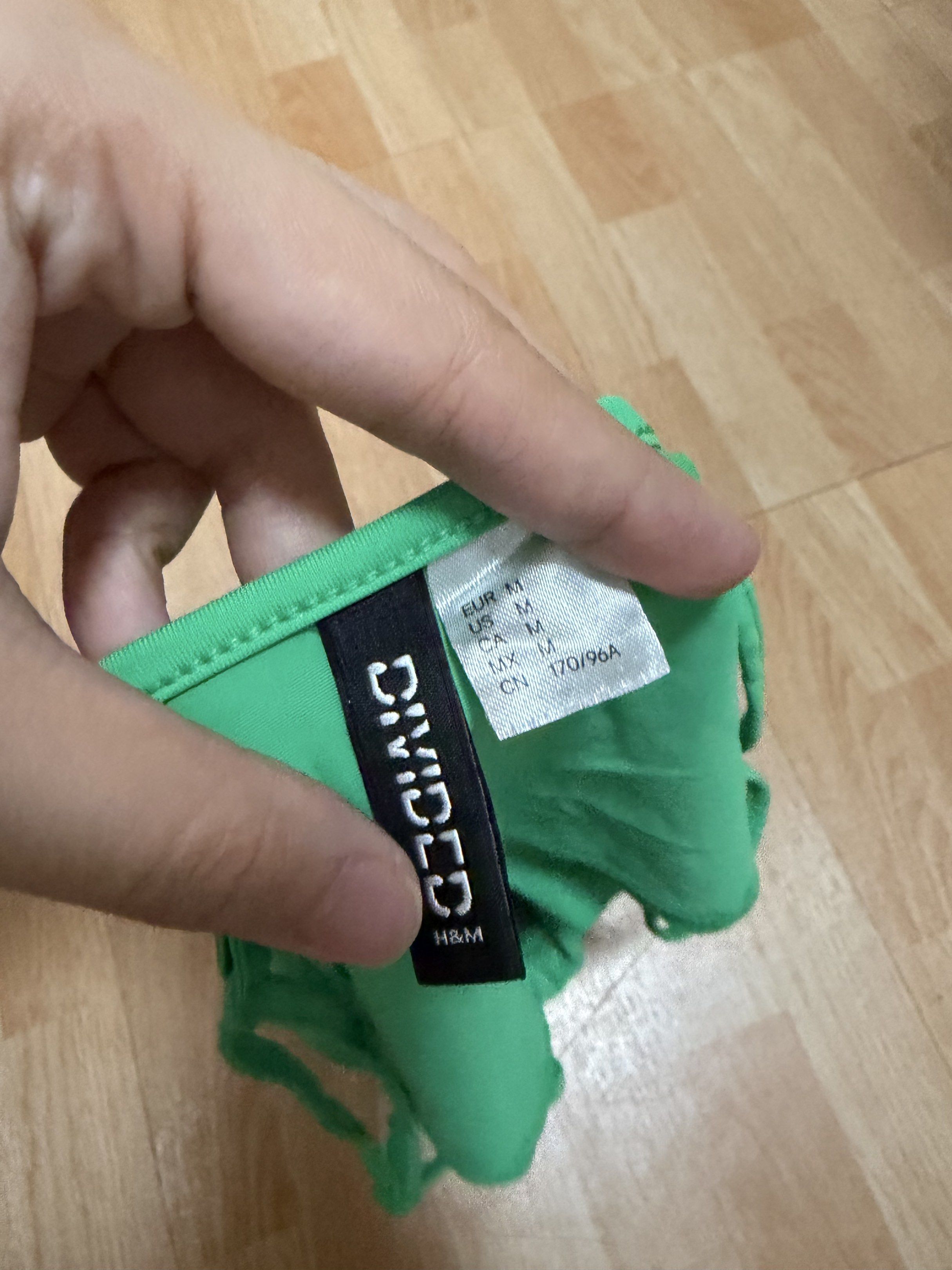 H&M Green top (Category: Sleeveless) located in Manila. Submitted by mxnasmbrd (Listing ID 1420729442, Image 2). Description: .