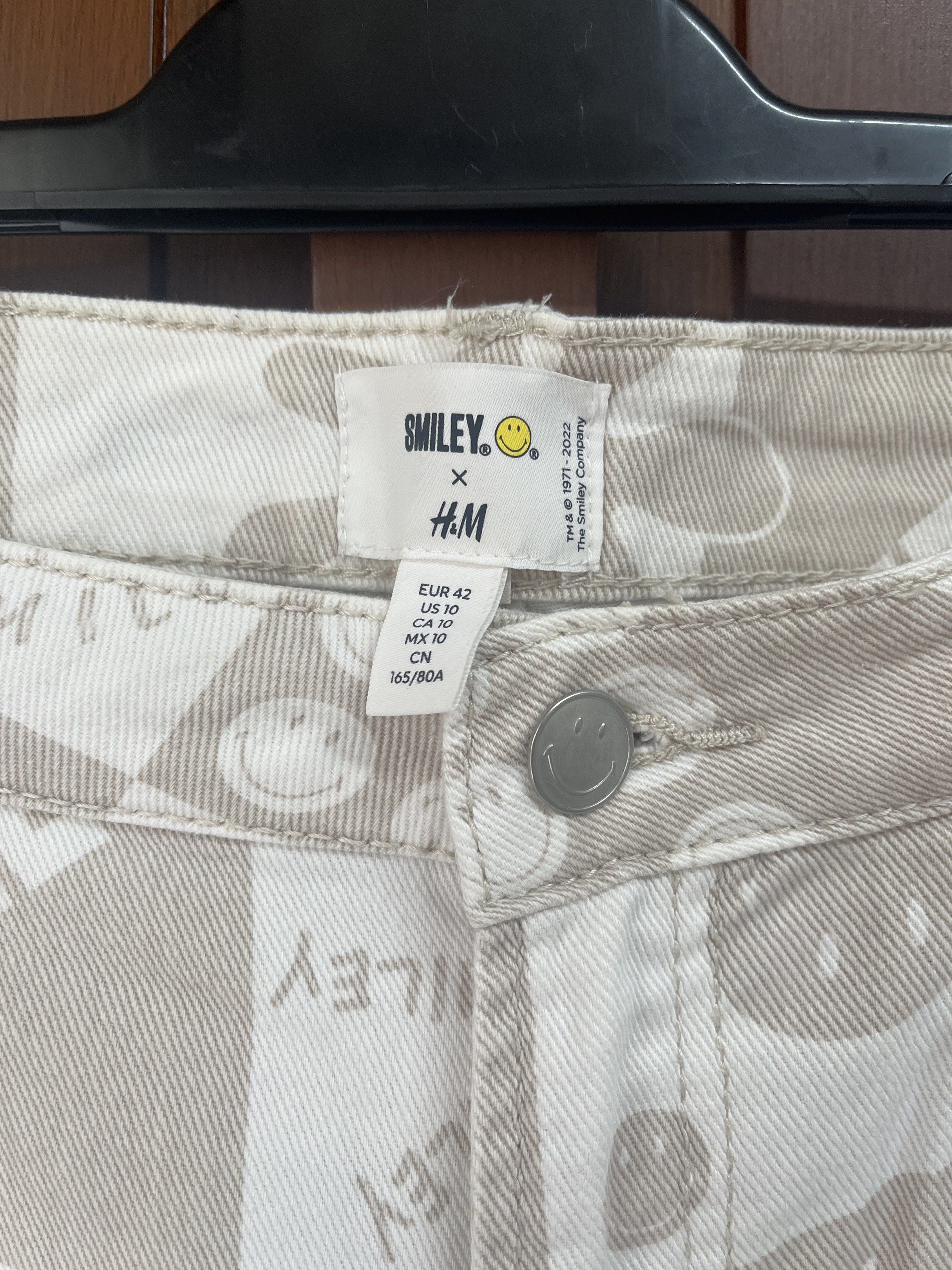 H&M Smiley Face Print Jeans (Category: Jeans) located in Muntinlupa City. Submitted by timttam (Listing ID 1420599877, Image 3). Description: - H&M jeans with Smiley Face print - Straight leg cut - Button closure - Features Smiley Face graphics and text on checkered background - Front and back pockets - Size: EUR 42, US 10, CN 165/80A.