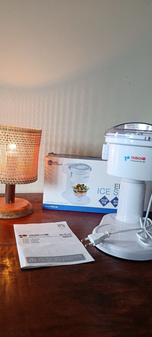 Ice Shaver (Category: Ice-cream Makers) located in Quezon City. Submitted by ellahqy28 (Listing ID 1420615231, Image 3). Description: - Comes with original box and manual - Features a white body with a clear top - Includes a power cord and base - Box displays product name and images.