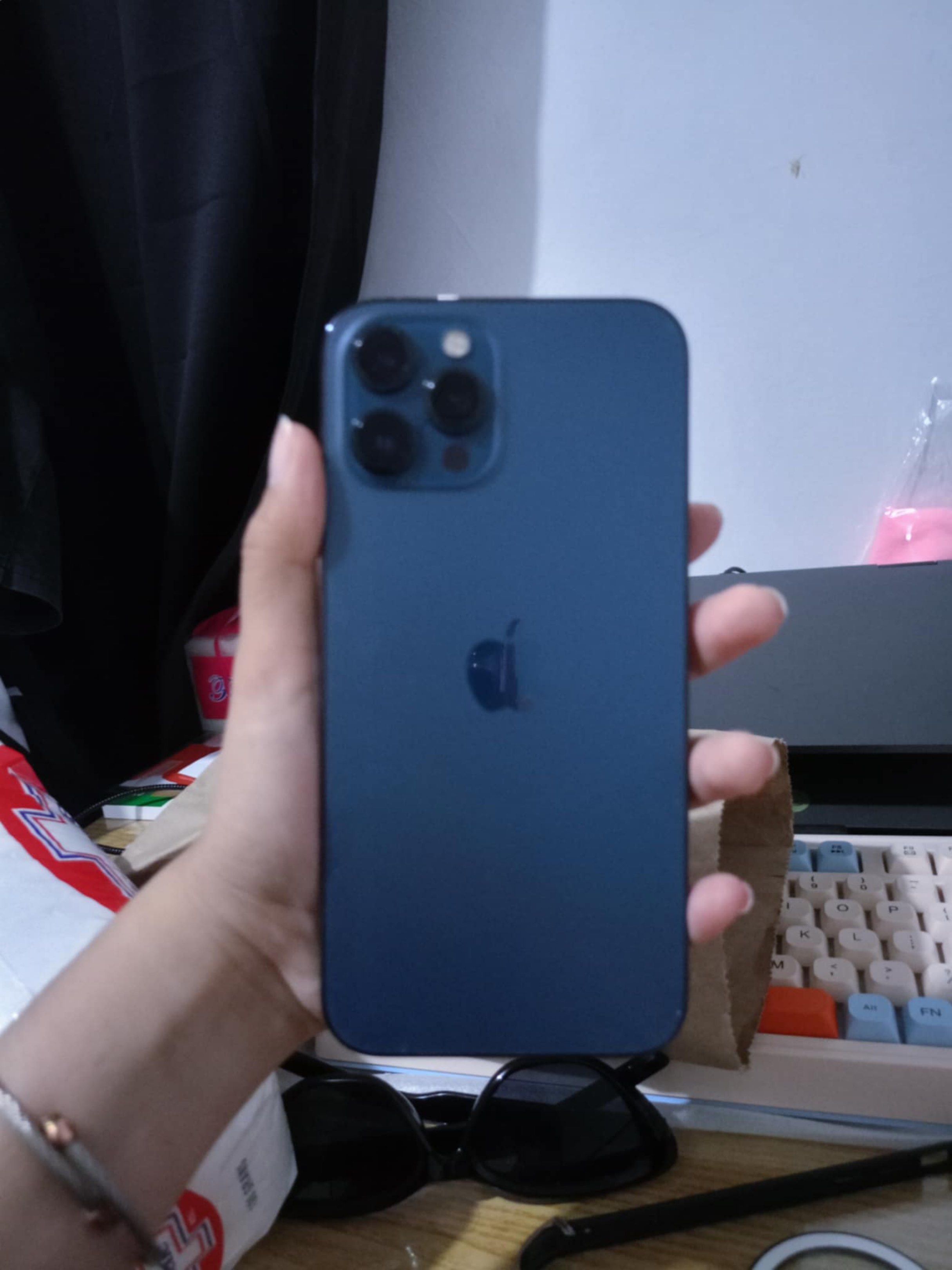 Iphone 12 promax (Category: iPhone 12 Series) located in Manila. Submitted by angel2052427 (Listing ID 1420576759, Image 3). Description: For sale or swap!! Battery health- 76% No scratches or dents Factory Unlocked First owner.