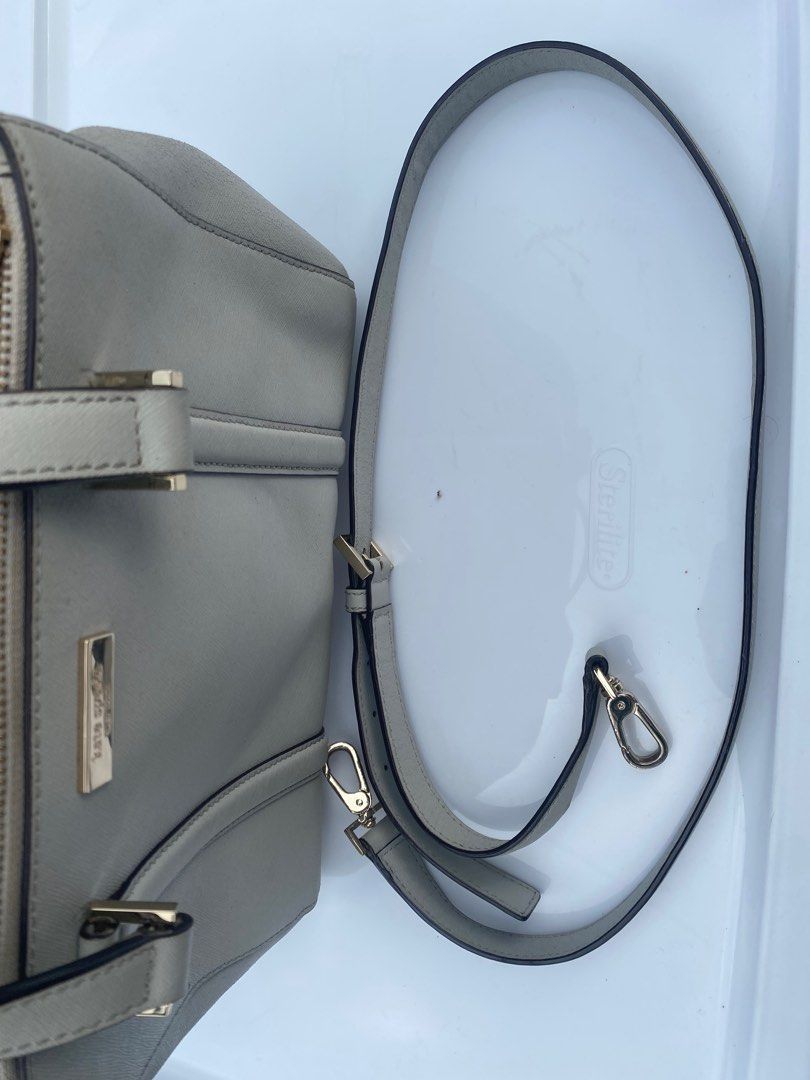 Kate Spade Saffiano Two Way Bag (Category: Purses & Pouches) located in San Juan City. Submitted by aiecapix (Listing ID 1420568818, Image 3). Description: .