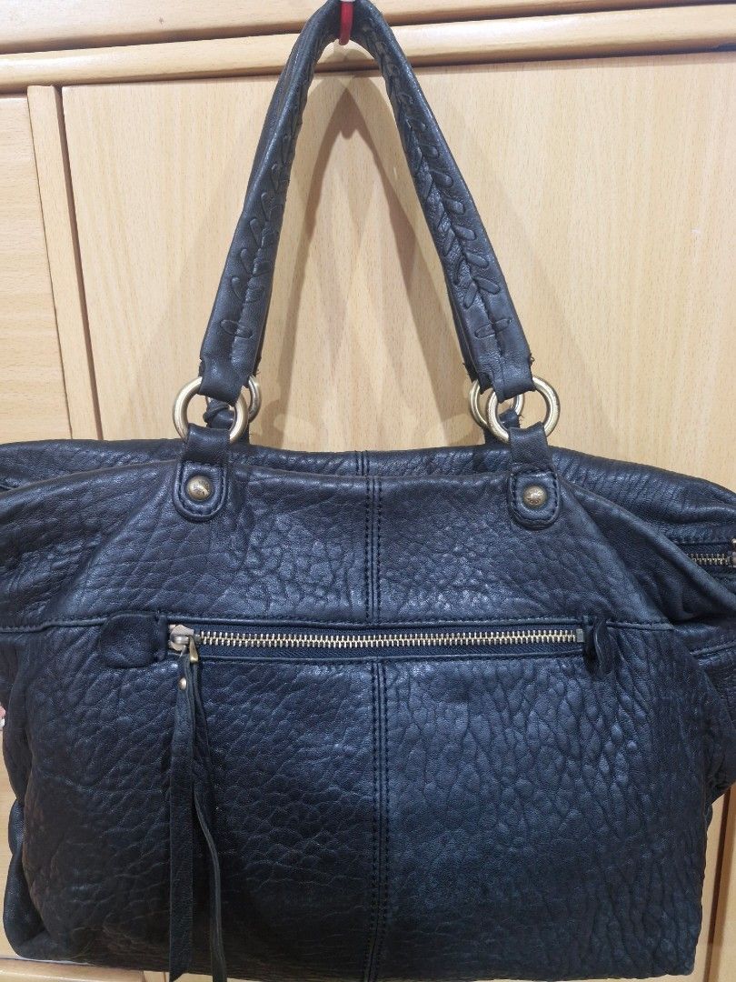 Lloyd Genuine Leather Tote Bag (Category: Tote Bags) located in Muntinlupa City. Submitted by kmrod (Listing ID 1420611383, Image 2). Description: Lloyd thick black genuine leather tote bag H - 10 inches L- 16 inches, measured in the middle W - 5 inches Studded design with brand initials Quilted panel detail Zippered closure Multiple interior pockets Double handles Made in Germany Lloyd is an expensive Germany brand https://www.lloyd.com/at/en/wo