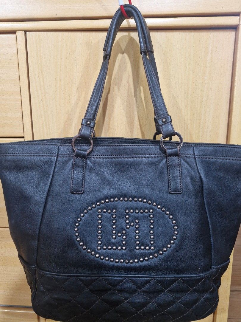 Lloyd Genuine Leather Tote Bag (Category: Tote Bags) located in Muntinlupa City. Submitted by kmrod (Listing ID 1420611383, Image 1). Description: Lloyd thick black genuine leather tote bag H - 10 inches L- 16 inches, measured in the middle W - 5 inches Studded design with brand initials Quilted panel detail Zippered closure Multiple interior pockets Double handles Made in Germany Lloyd is an expensive Germany brand https://www.lloyd.com/at/en/wo