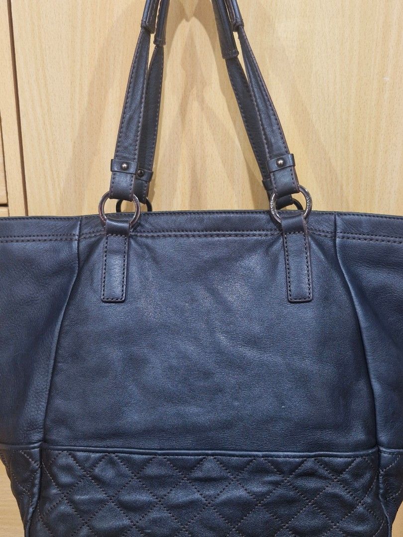 Lloyd Genuine Leather Tote Bag (Category: Tote Bags) located in Muntinlupa City. Submitted by kmrod (Listing ID 1420611383, Image 3). Description: Lloyd thick black genuine leather tote bag H - 10 inches L- 16 inches, measured in the middle W - 5 inches Studded design with brand initials Quilted panel detail Zippered closure Multiple interior pockets Double handles Made in Germany Lloyd is an expensive Germany brand https://www.lloyd.com/at/en/wo