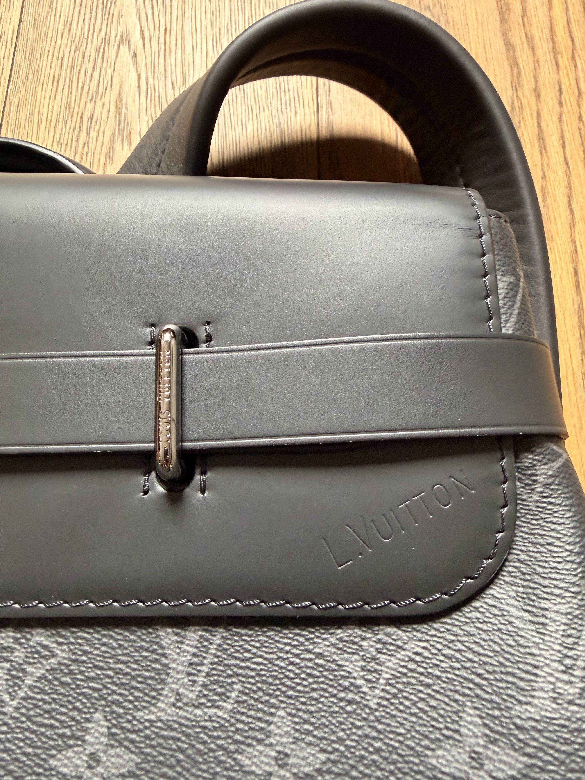 Louis Vuitton Monogram Eclipse Backpack （分類：手袋及銀包）位於 Hong Kong。 由 maklm 提交（商品編號 1420617748，圖片 3）。簡介： 這是一款 Louis Vuitton Monogram Eclipse 背包，採用標誌性 Monogram Eclipse 帆布製成。背包正面有搭扣閉合，背面有一個拉鍊口袋。 保證正貨 有單。