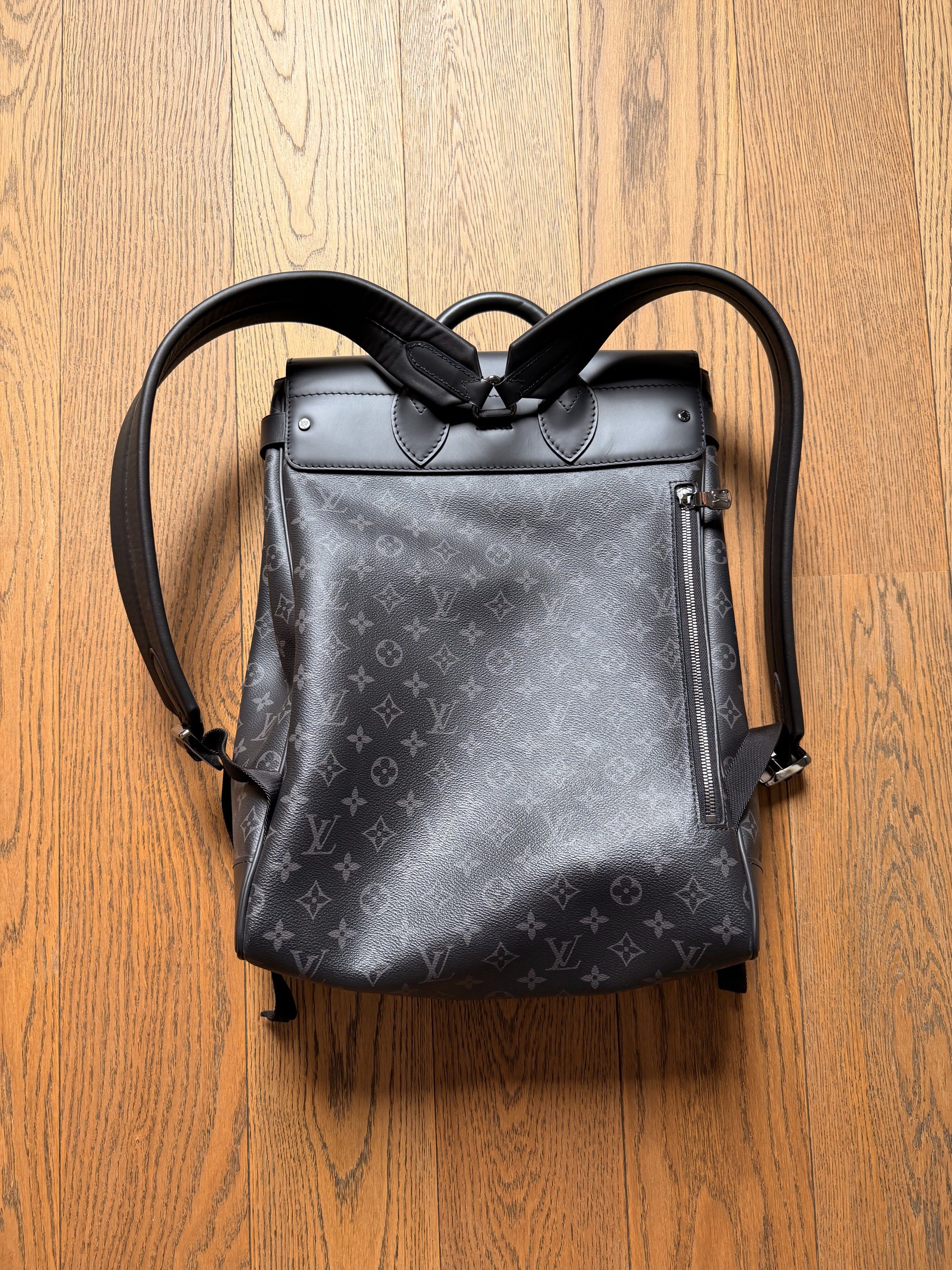 Louis Vuitton Monogram Eclipse Backpack （分類：手袋及銀包）位於 Hong Kong。 由 maklm 提交（商品編號 1420617748，圖片 2）。簡介： 這是一款 Louis Vuitton Monogram Eclipse 背包，採用標誌性 Monogram Eclipse 帆布製成。背包正面有搭扣閉合，背面有一個拉鍊口袋。 保證正貨 有單。