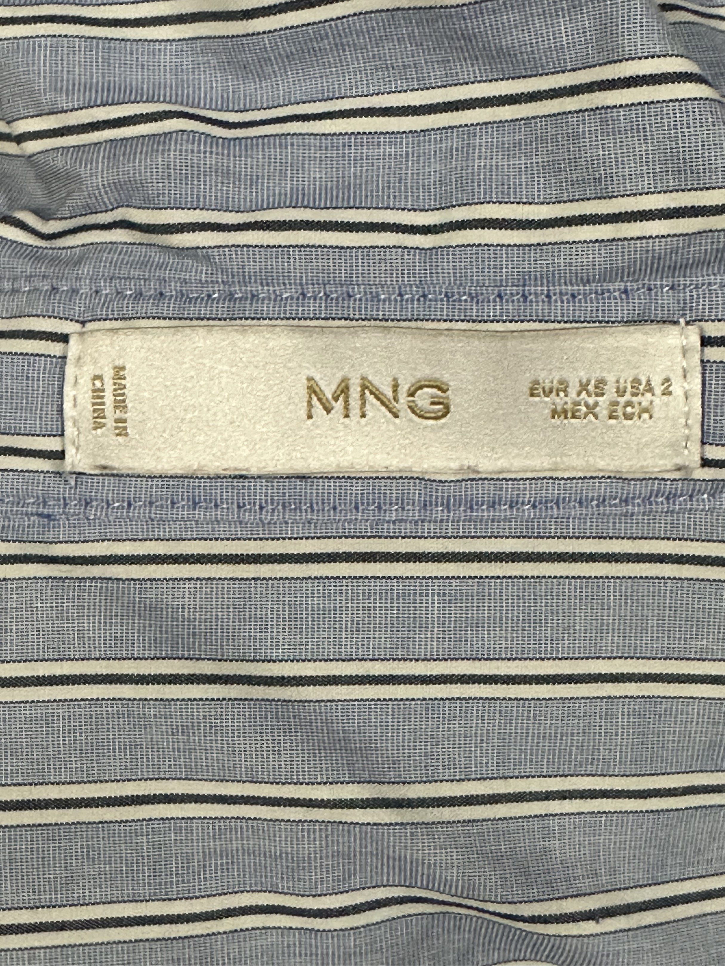 MANGO Striped Cropped Shirt (Category: Shirts) located in Baguio. Submitted by zafispicks (Listing ID 1420680493, Image 2). Description: - size xs - no flaws.