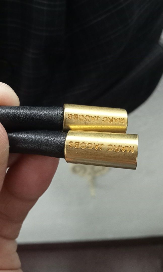 Marc Jacobs (Category: Luxury Bags & Wallets) located in Naga. Submitted by aboy1234245 (Listing ID 1420741717, Image 3). Description: Marc Jacobs VGC sign of usage yung strap leather sa likod fade yung leather nya.