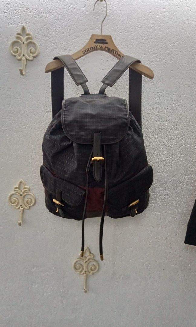 Marc Jacobs (Category: Luxury Bags & Wallets) located in Naga. Submitted by aboy1234245 (Listing ID 1420741717, Image 2). Description: Marc Jacobs VGC sign of usage yung strap leather sa likod fade yung leather nya.