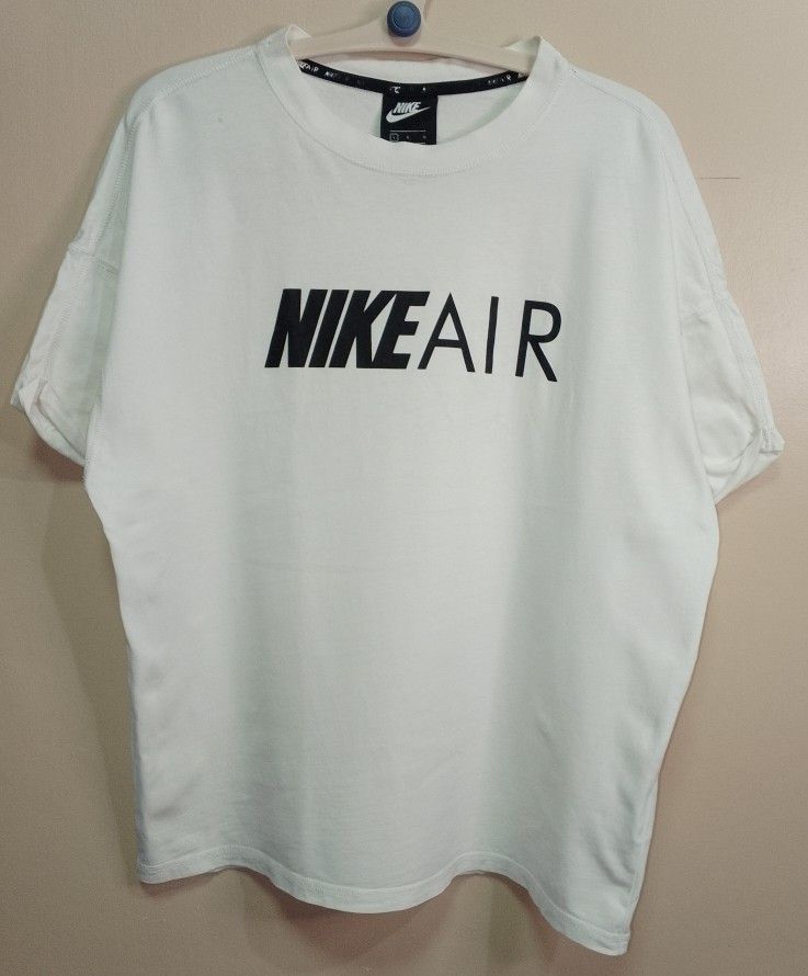Nike Air White T-shirt (Category: Tshirts & Polo Shirts ) located in Antipolo. Submitted by technothrift (Listing ID 1420624766, Image 1). Description: - White Nike Air T-shirt - Features Nike Air logo on the front - Nike logo also printed on the back of the neck - Comfortable fabric - Perfect for everyday wear - Minimal Stain (Washable) - Large on Tag (21x25).