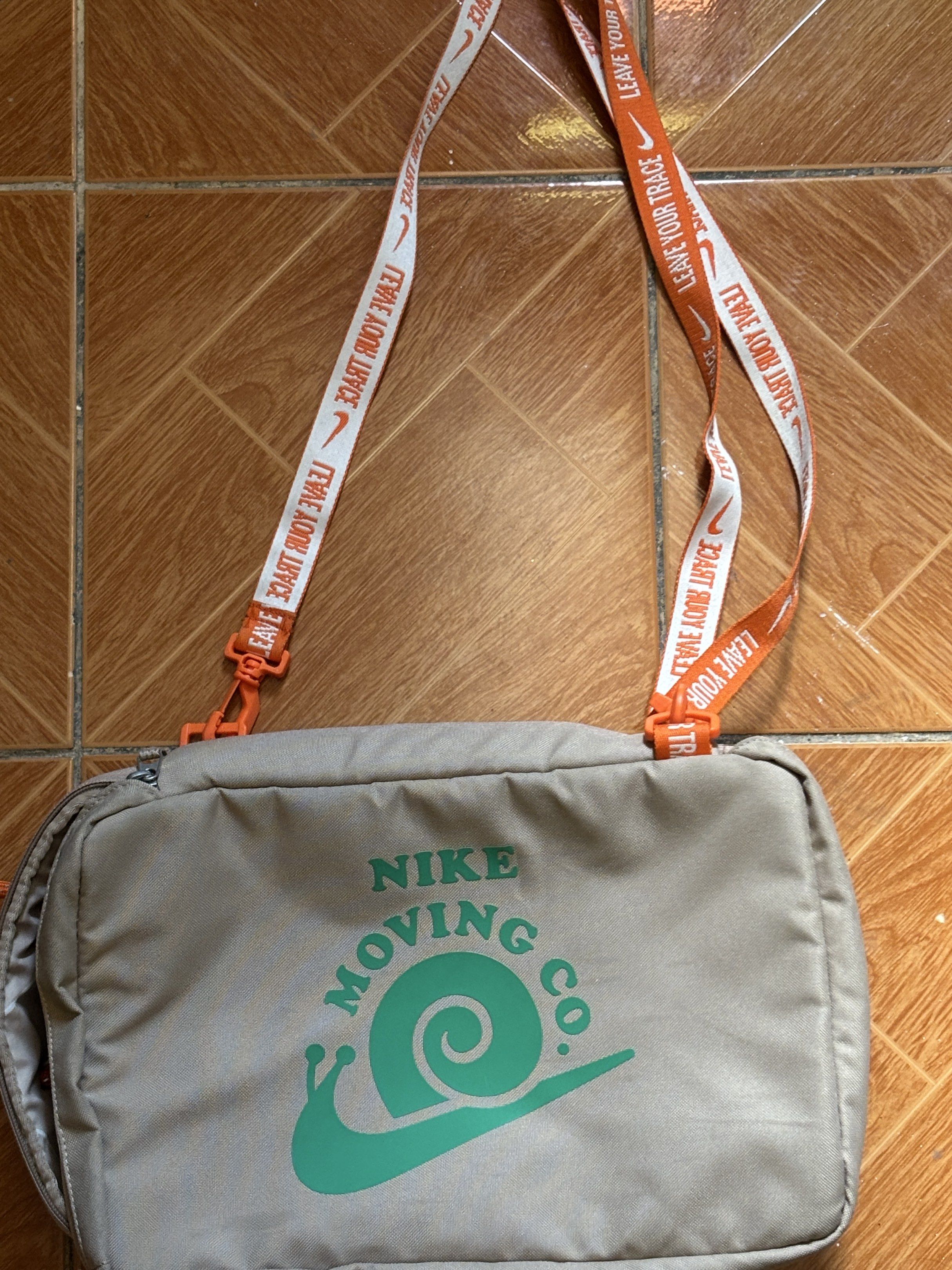 Nike Moving Co. Sports Bag (Category: Shoulder Bags) located in Baguio. Submitted by dubidapp (Listing ID 1420584713, Image 1). Description: small and unnoticable black marks at the front - sports bag - actually looks chic in person - spacious and fit for a sporty individual!.
