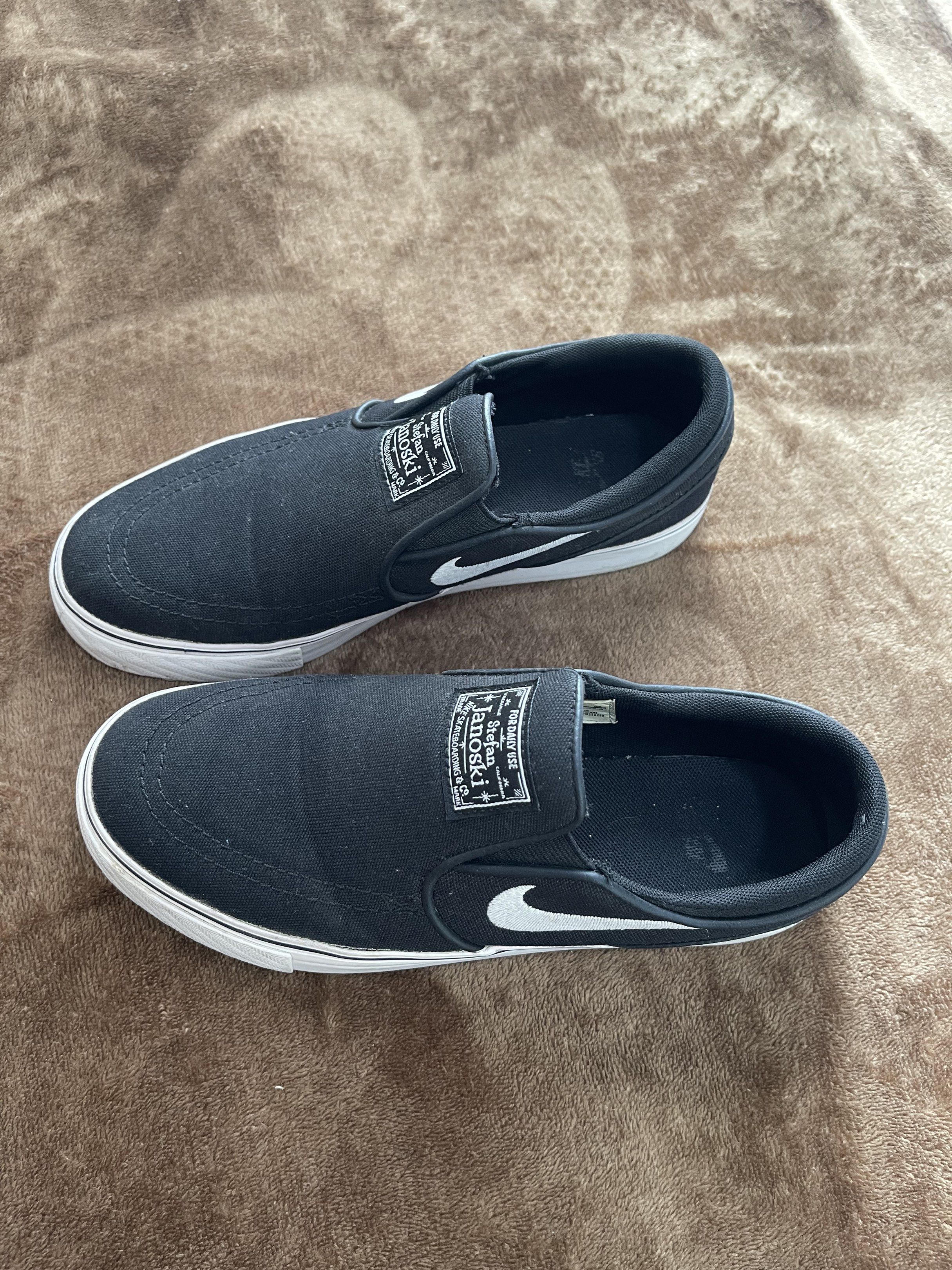 Nike SB Janoski Slip-On Black (Category: Sneakers) located in Manila. Submitted by joyobaldo158861 (Listing ID 1420576648, Image 2). Description: - Nike SB Janoski Slip-On - Color: Black with white sole - Size: US 6Y / EUR 37.5 / 23.5 cm - Features: Slip-on design, white Nike swoosh.