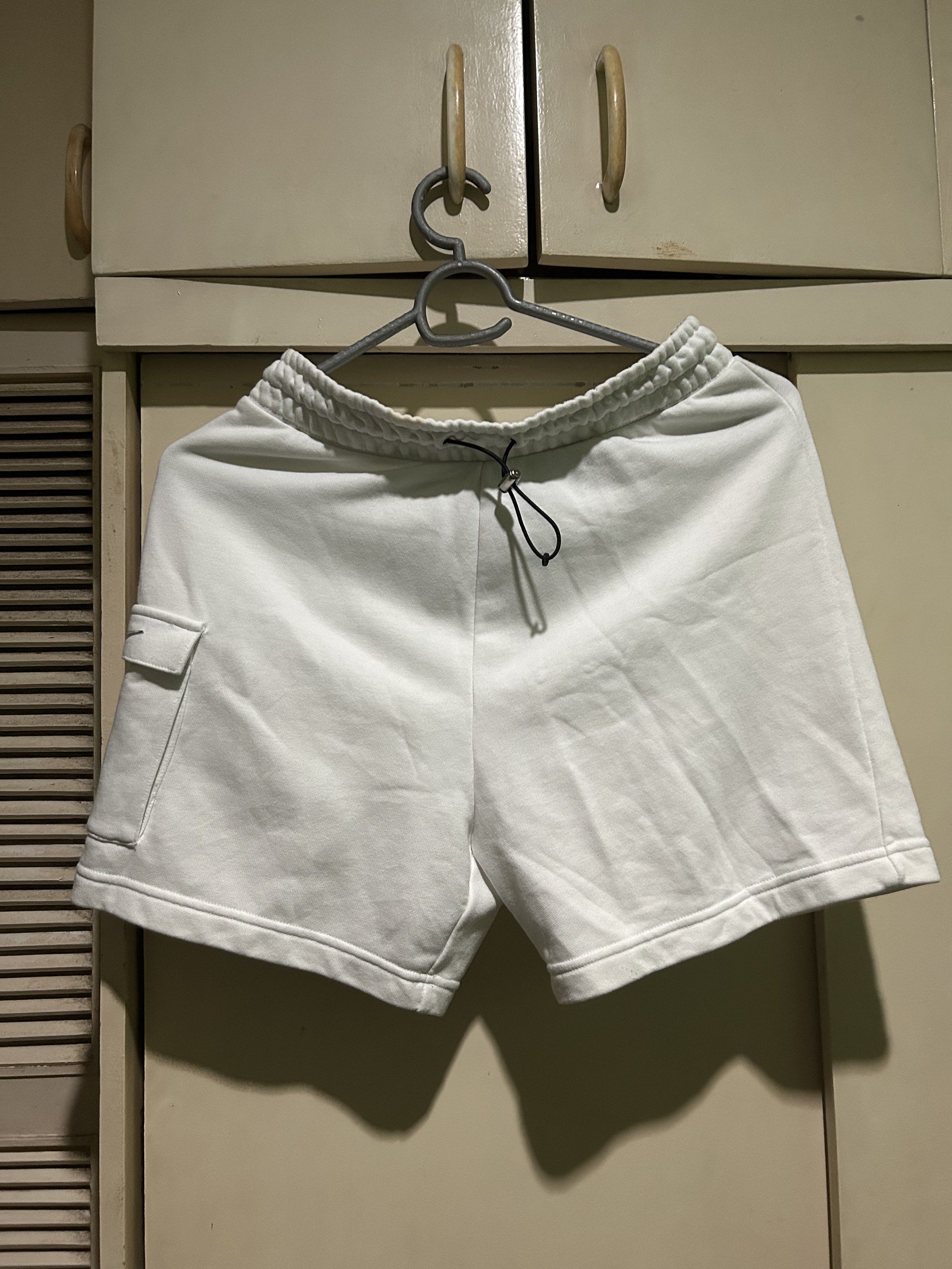 NIKE WHIT CARGO SHORTS (Category: Shorts) located in Quezon City. Submitted by ger4rd (Listing ID 1420610214, Image 1). Description: NIKE WHITE CARGO SHORTS SIZE L 28-30 17 INCH LENGTH NO ISSUE 500.