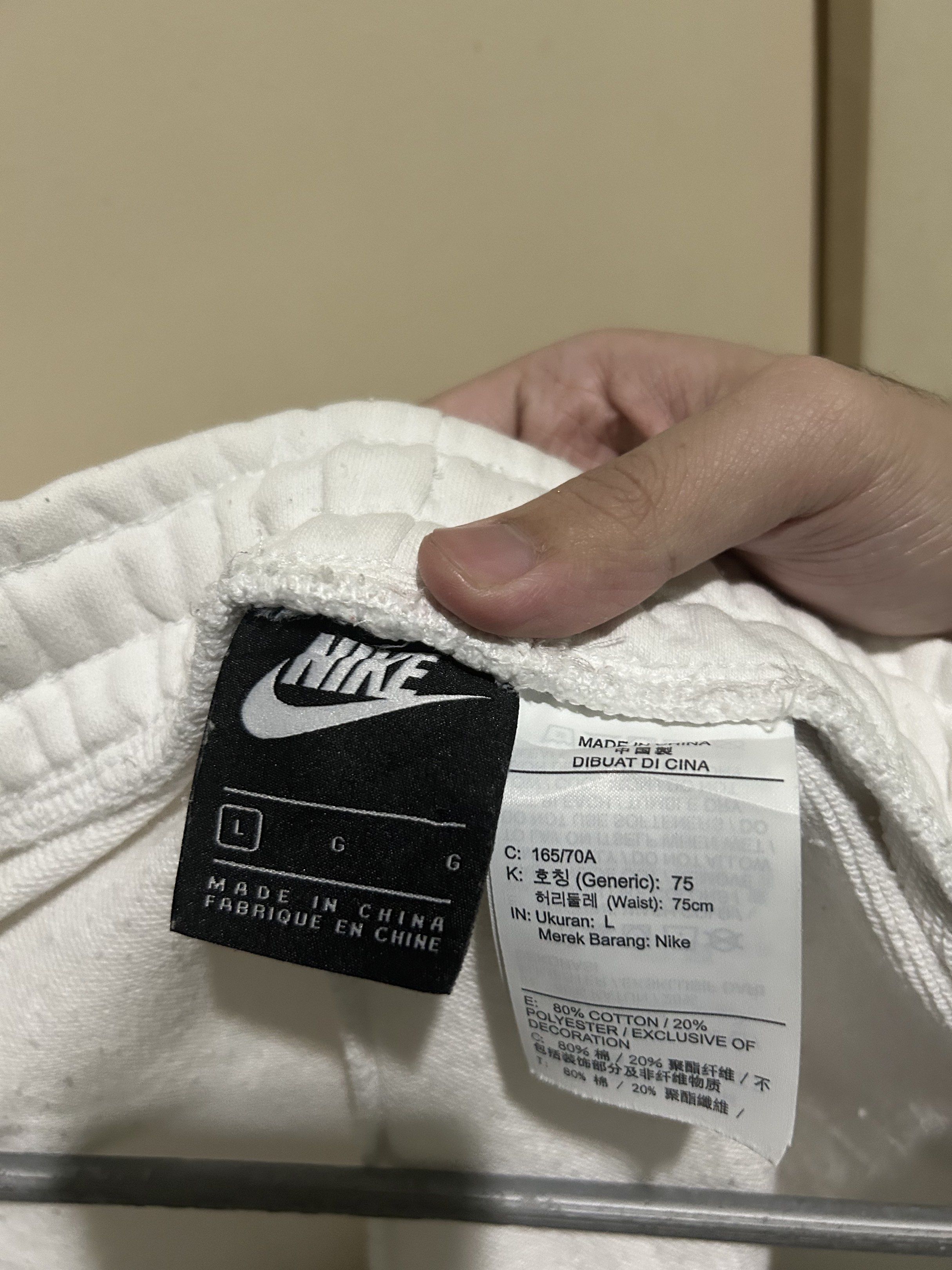 NIKE WHIT CARGO SHORTS (Category: Shorts) located in Quezon City. Submitted by ger4rd (Listing ID 1420610214, Image 2). Description: NIKE WHITE CARGO SHORTS SIZE L 28-30 17 INCH LENGTH NO ISSUE 500.