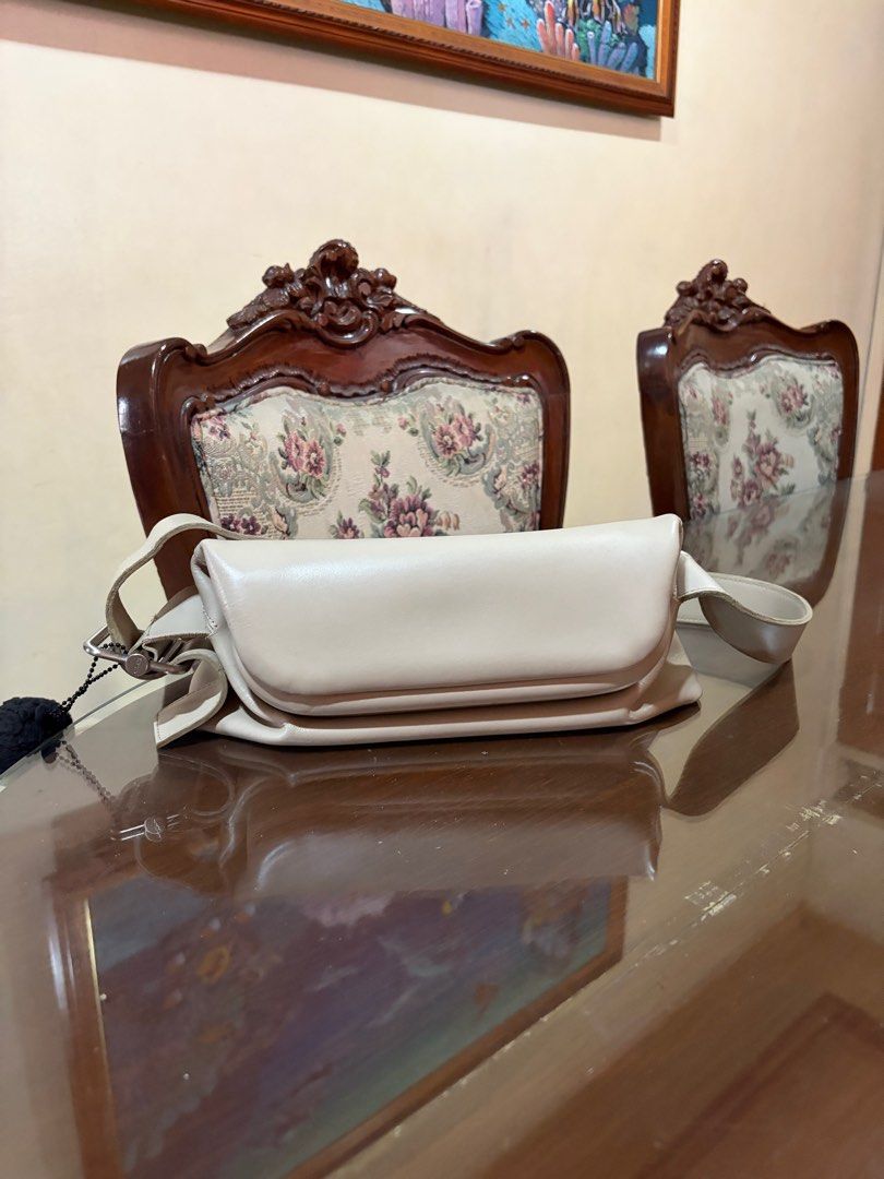 OSOI Folder Brot bag in light grey (Category: Shoulder Bags) located in Valenzuela. Submitted by cheerios09 (Listing ID 1420582259, Image 1). Description: Bought this for 8k recently from my friend who got it in Seongsu, used a couple of times personally. Realized I’m a crossbody person more. Please see closeup of the sides of the strap, I think it has been recolored. Cracks visible. Bdo/gcash Lalamove.