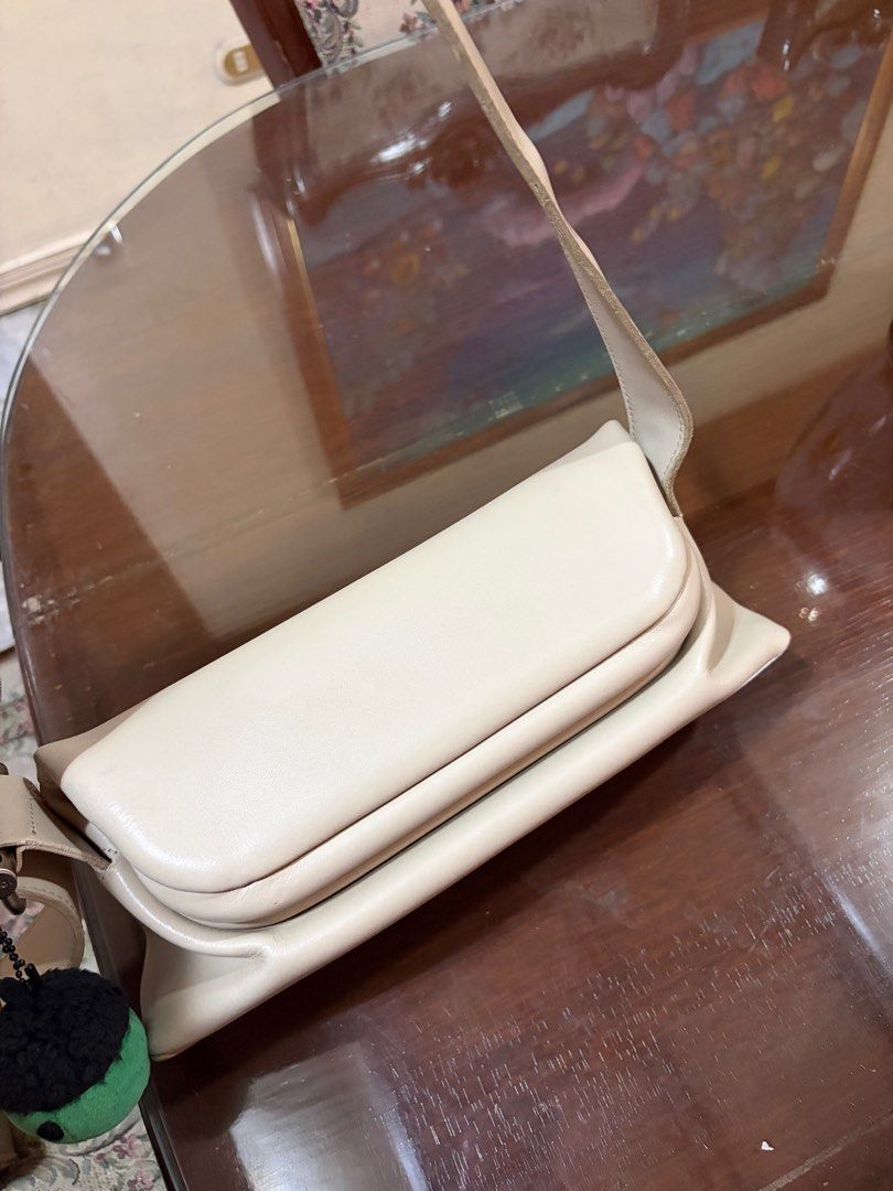 OSOI Folder Brot bag in light grey (Category: Shoulder Bags) located in Valenzuela. Submitted by cheerios09 (Listing ID 1420582259, Image 2). Description: Bought this for 8k recently from my friend who got it in Seongsu, used a couple of times personally. Realized I’m a crossbody person more. Please see closeup of the sides of the strap, I think it has been recolored. Cracks visible. Bdo/gcash Lalamove.