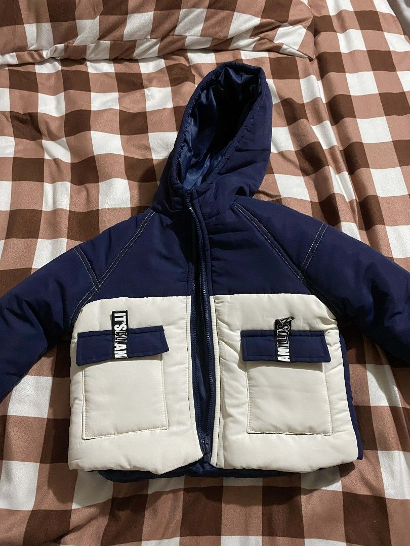 Shein Kids Padded Jacket with Hood (Category: Babies & Kids Fashion) located in Taguig. Submitted by tan0115 (Listing ID 1420712503, Image 1). Description: Never nagamit. Sinukat lang. Shein jacket features a navy blue and white color block design. It has a hood and two front pockets. The jacket is padded for warmth and has a zipper closure. The interior lining is a shiny navy blue material. .
