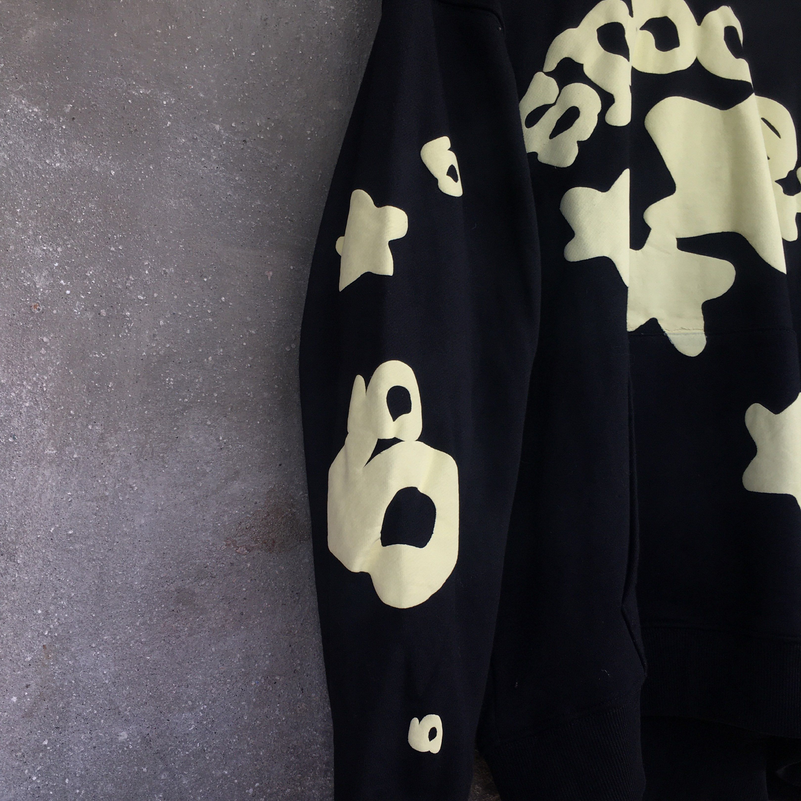 Sp555der Black Beluga Hoodie (Category: Coats, Jackets and Outerwear) located in Cavite. Submitted by 7even.777 (Listing ID 1420712668, Image 3). Description: Excellent Condition Size L Dimes: 23.5 width 27 length (inches) Boxy XL Check posted pic for details. + sf.
