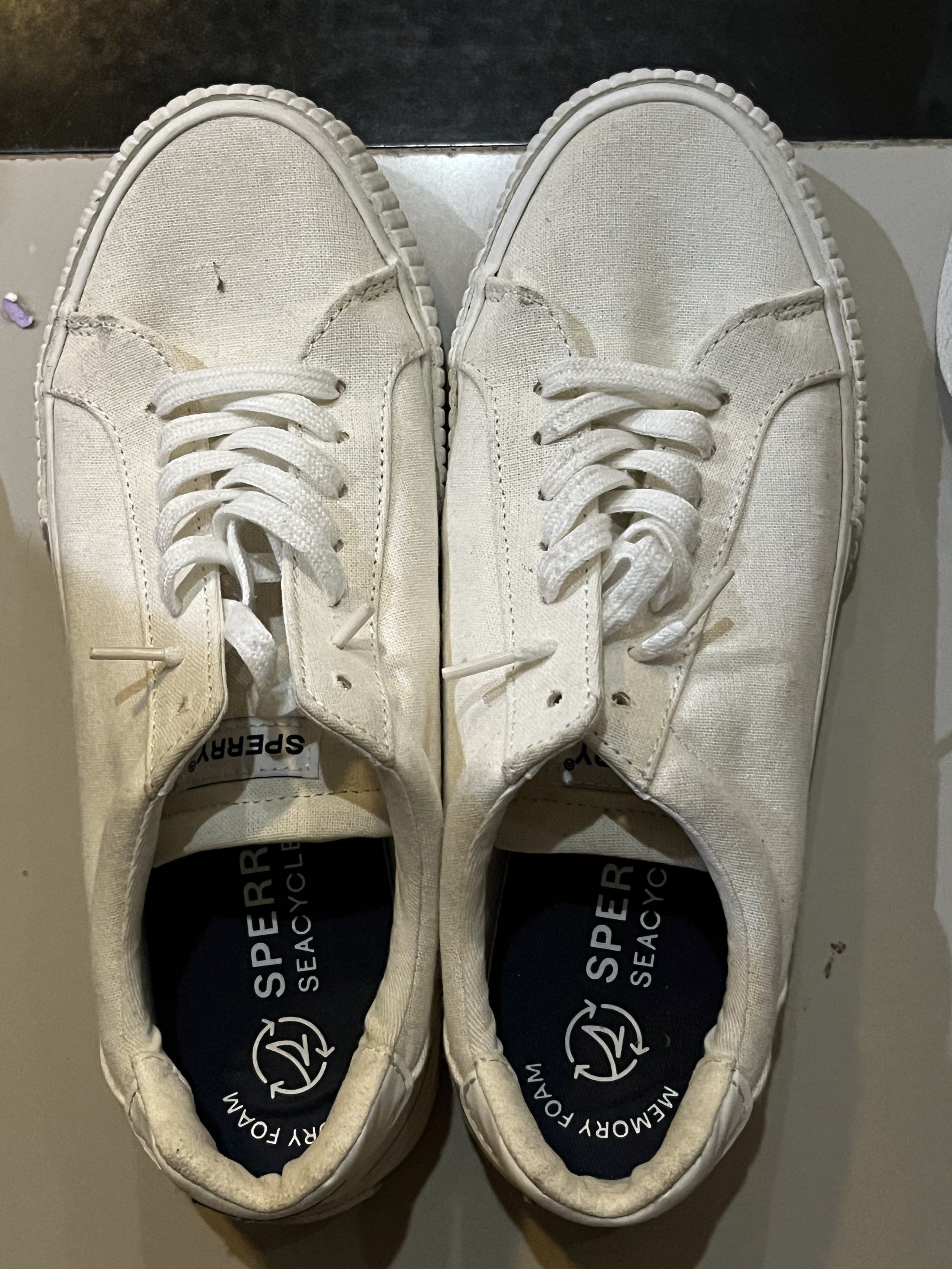 Sperry Bermuda SeaCycled Canvas Sneakers (Category: Sneakers) located in Talavera. Submitted by dnms_ (Listing ID 1420569335, Image 1). Description: - Sperry women's sneakers - Model: STS89226 - Made in Vietnam - Size: US 7.5, UK 6, EUR 38, CM 24.5 - Color: White - Classic design - Suitable for everyday wear - Brand and model details visible on the label.