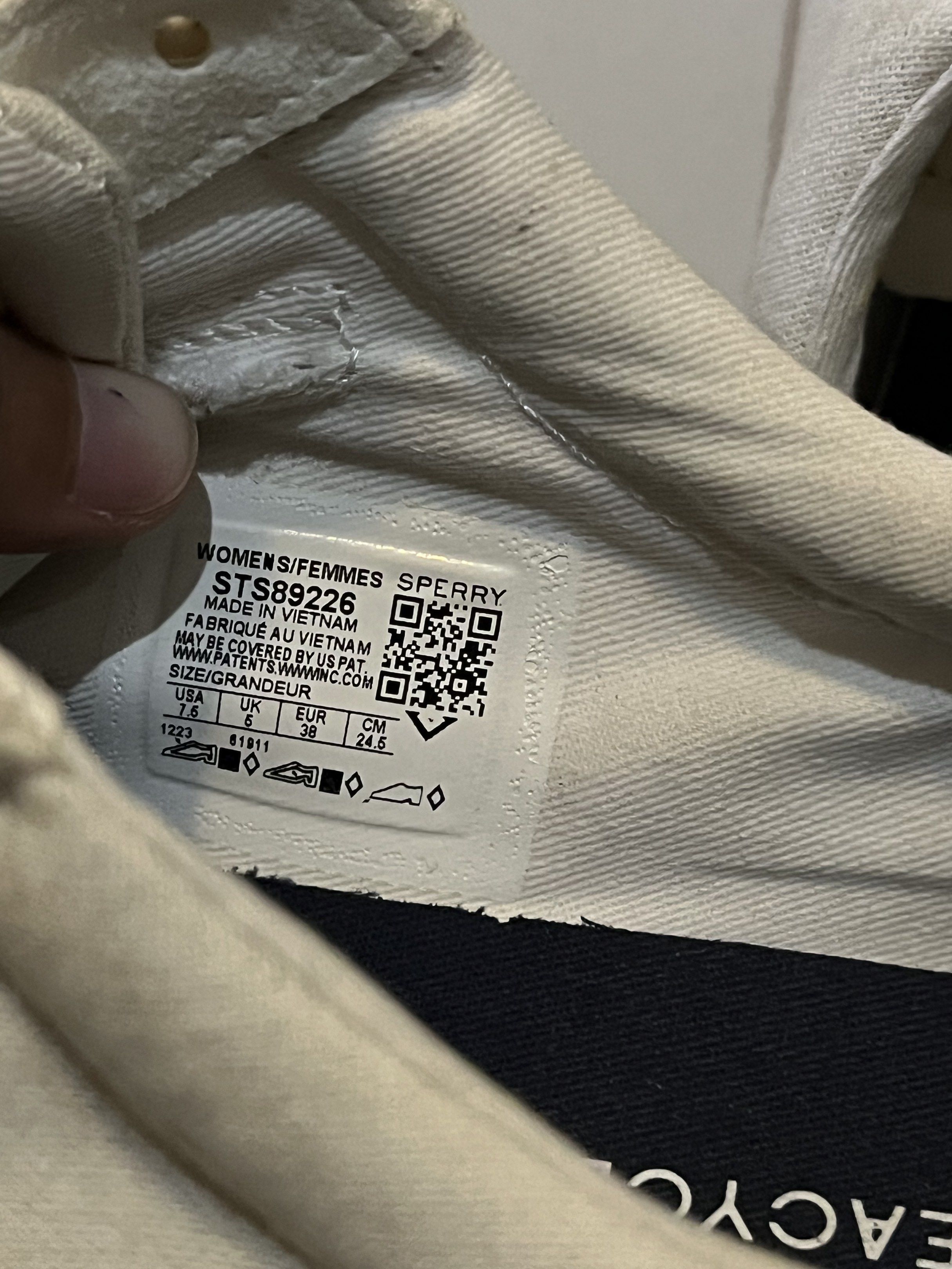 Sperry Bermuda SeaCycled Canvas Sneakers (Category: Sneakers) located in Talavera. Submitted by dnms_ (Listing ID 1420569335, Image 2). Description: - Sperry women's sneakers - Model: STS89226 - Made in Vietnam - Size: US 7.5, UK 6, EUR 38, CM 24.5 - Color: White - Classic design - Suitable for everyday wear - Brand and model details visible on the label.