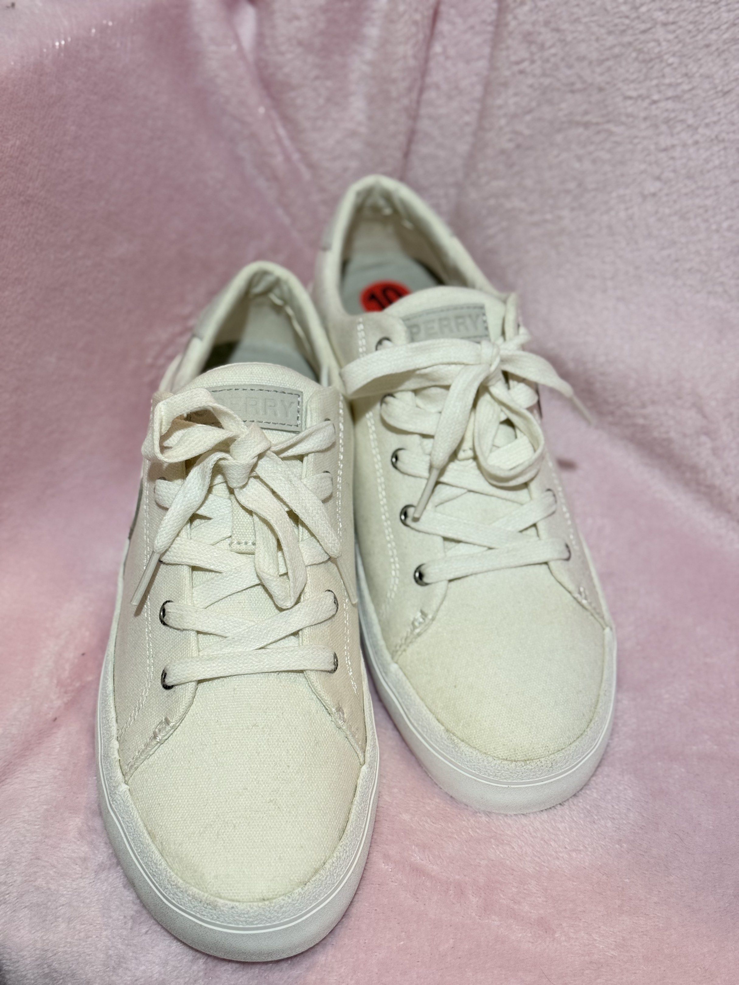 Sperry women's sneakers (Category: Sneakers) located in Manila. Submitted by itsmcccoffeee (Listing ID 1420706675, Image 1). Description: Bnew to kaso na stock kaya naalikabukan and nagka stain. Need ng cleaning para mag looks new ulet. Never been used, di ko mapansin sa dami mg shoes. kayo nalang mag clean. no box, sa abroad nabili. (canada) For meet up or pick up. Loc. Novaliches QC.