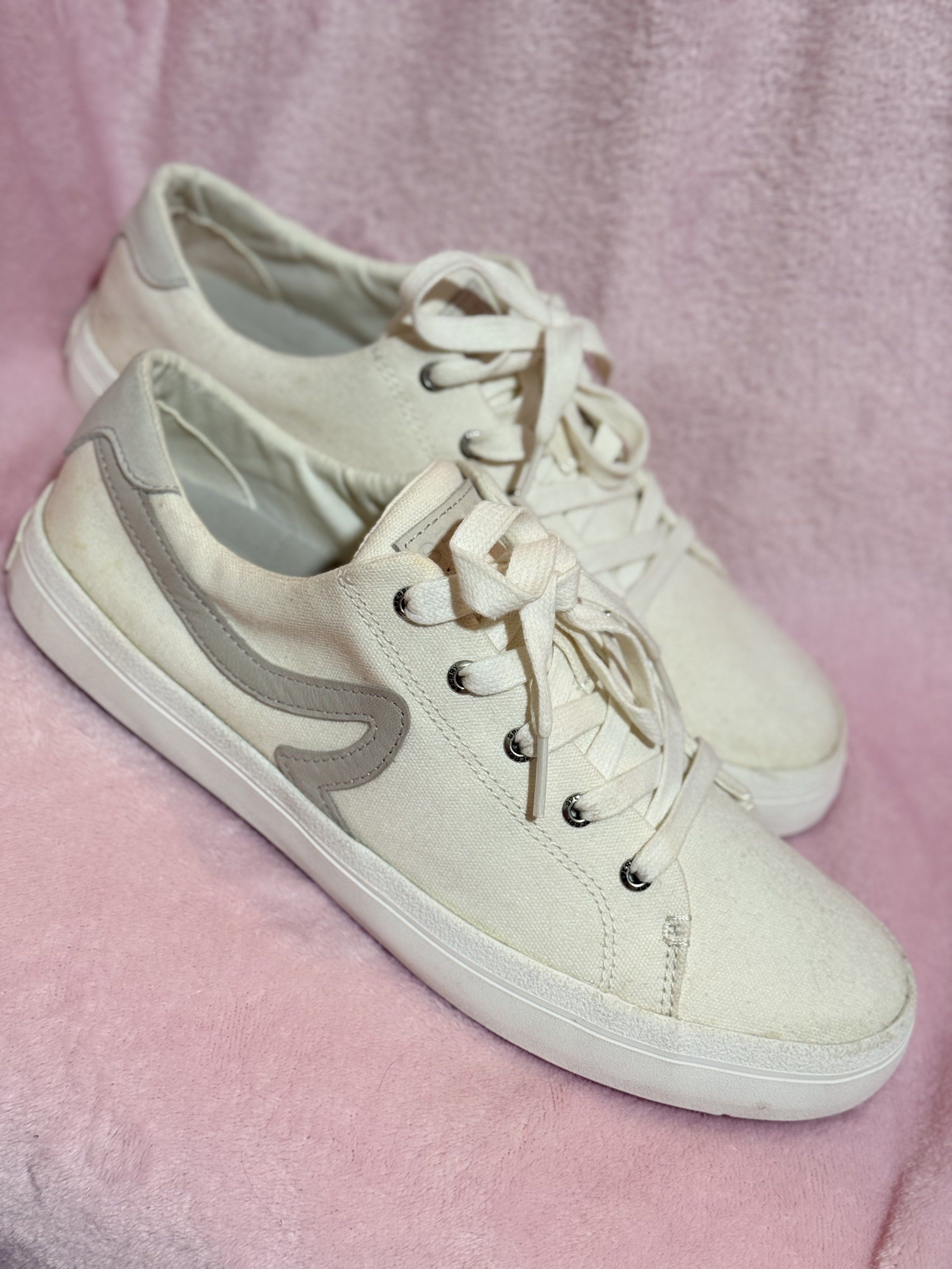 Sperry women's sneakers (Category: Sneakers) located in Manila. Submitted by itsmcccoffeee (Listing ID 1420706675, Image 3). Description: Bnew to kaso na stock kaya naalikabukan and nagka stain. Need ng cleaning para mag looks new ulet. Never been used, di ko mapansin sa dami mg shoes. kayo nalang mag clean. no box, sa abroad nabili. (canada) For meet up or pick up. Loc. Novaliches QC.