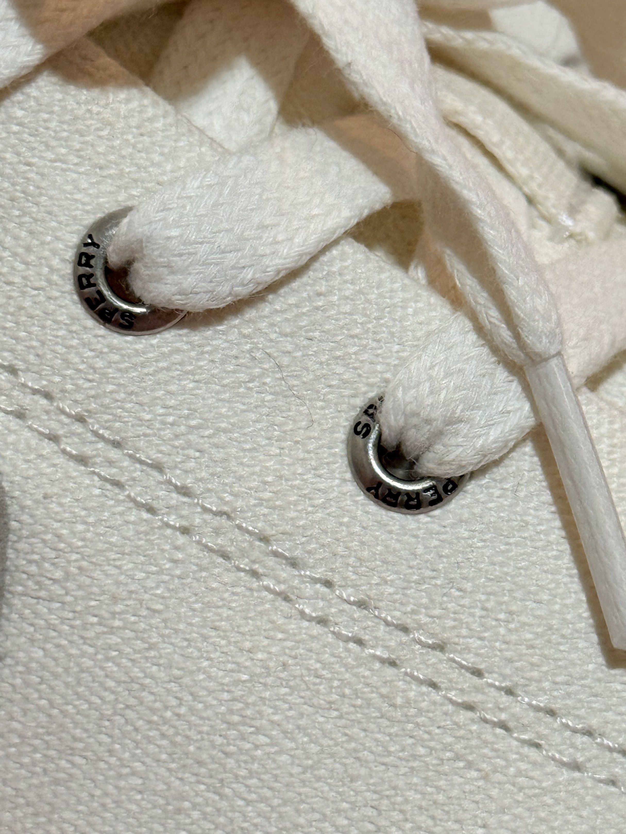 Sperry women's sneakers (Category: Sneakers) located in Manila. Submitted by itsmcccoffeee (Listing ID 1420706675, Image 2). Description: Bnew to kaso na stock kaya naalikabukan and nagka stain. Need ng cleaning para mag looks new ulet. Never been used, di ko mapansin sa dami mg shoes. kayo nalang mag clean. no box, sa abroad nabili. (canada) For meet up or pick up. Loc. Novaliches QC.