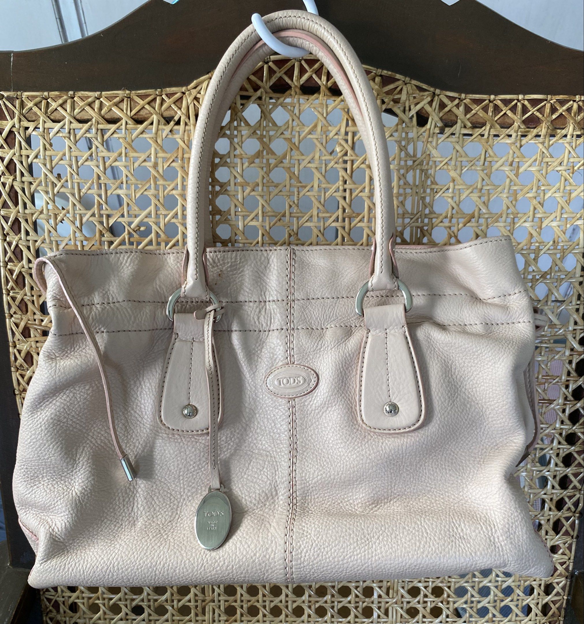 Tod's Leather Tote Bag (Category: Luxury Bags & Wallets) located in Muntinlupa City. Submitted by bloo_berry (Listing ID 1420629606, Image 1). Description: - Authentic Tod's tote bag - Light pink color - Double handles - Zip closure - Leather exterior with stitching details - Tod's logo charm - Metal feet on base - Fabric interior lining - Approximate measurements L15 x W6 x H11 inches SF c/o buyer NO RETURN NO EXCHANGE.