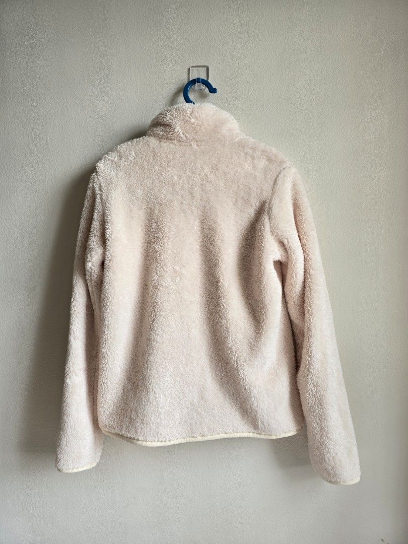 Uniqlo Fluffy Fleece Jacket M (Category: Coats, Jackets and Outerwear) located in Muntinlupa City. Submitted by mmmikay (Listing ID 1420574322, Image 2). Description: Uniqlo fluffy fleece jacket, size M. Please check measurements in last 2 pics. RFS: Doesn't fit Location: Muntinlupa City .
