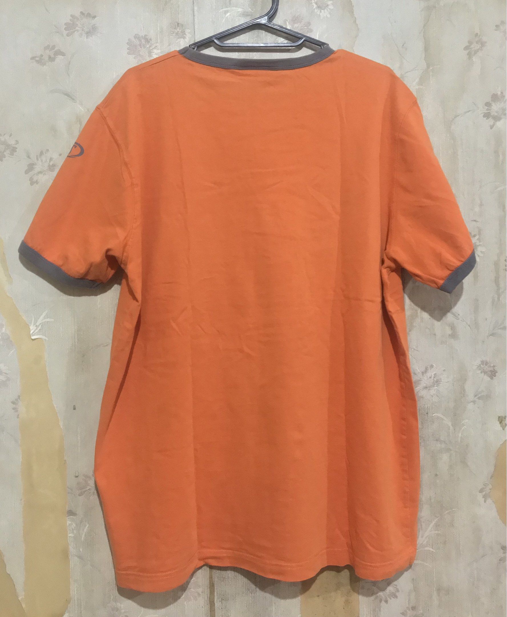 VINTAGE ORANGE SPALDING SHIRT (Category: Tshirts & Polo Shirts ) located in Marikina City. Submitted by mmoncheri (Listing ID 1420643042, Image 3). Description: W: 55cm L: 70cm only issue is the tag inside the shirt saying “SPALDING” ( see pics).