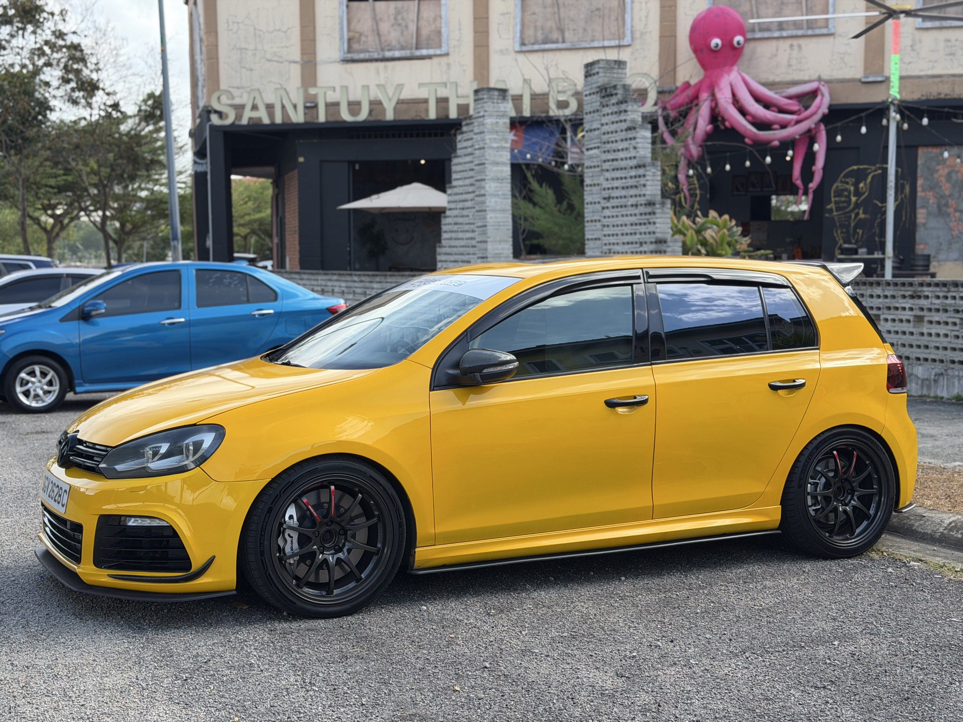 Volkswagen Golf R 2.0 DSG 5dr (A) (Category: Used Cars) located in Singapore. Submitted by winstonredlong666 (Listing ID 1367658964, Image 3). Description: No consignment unless you got ready buyer. Car is well maintained. DM to know more. CE28 Club Racer Black Edition. Alcon Car98 BBK. XYZ Top Sport Coilover. PS5 Tyre. Flow design body kit. PM for mod list or viewing. Plate number will be retained..