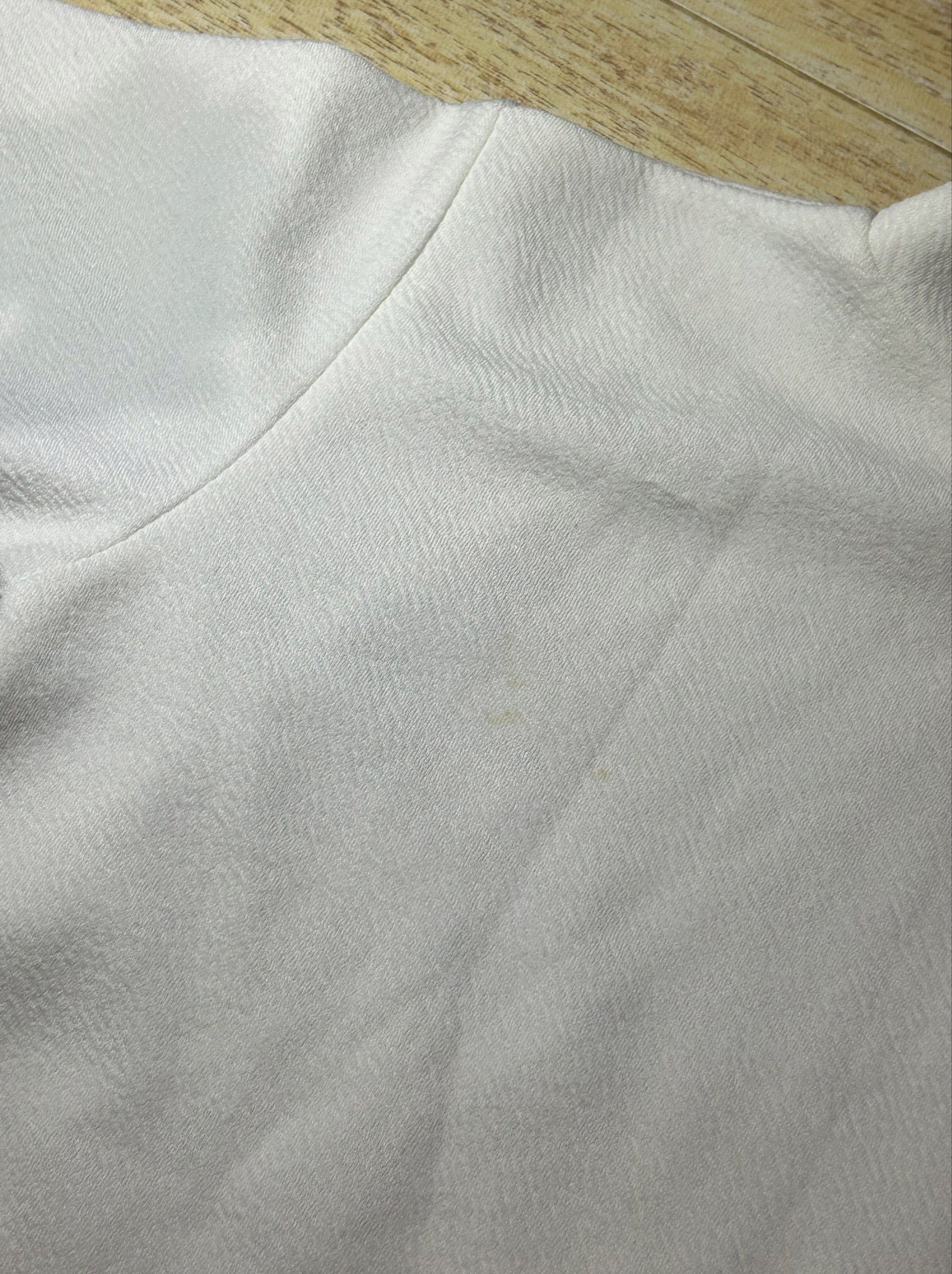 White Turtleneck Short Sleeve Shirt (Category: Shirts) located in Dagupan City. Submitted by suarteph (Listing ID 1420736920, Image 2). Description: - White short-sleeved shirt - Turtleneck collar - Textured fabric - Solid white color - Small stain present -not stretchable.