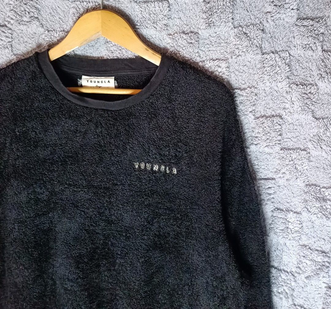 Youngla sweatshirt (Category: Activewear) located in Asingan. Submitted by arnelpalaris8 (Listing ID 1420708029, Image 3). Description: Youngla fleece sweatshirt longsleeve(UNISEX) Size Large 24.5 Width 27 Length Verygood to excellent 1k freeshipping PM ME.