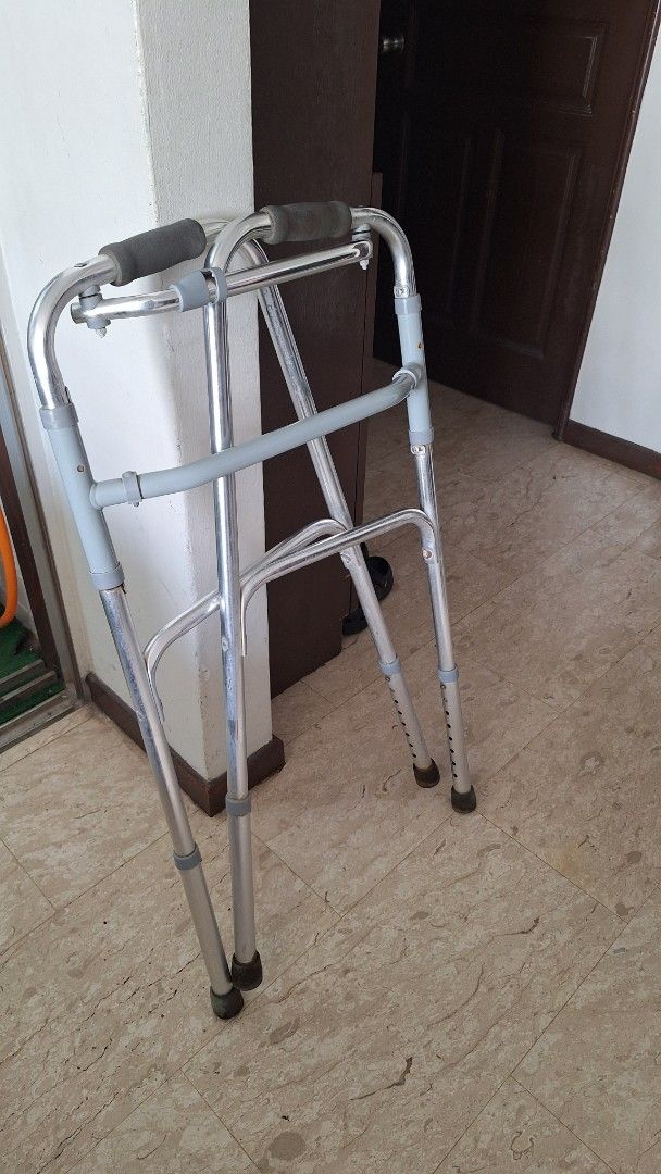 Adjustable Walker (Category: Other Assistive Aids) located in Singapore. Submitted by gilvdq19 (Listing ID 1424010312, Image 3). Description: Used walker that can adjust different heights.