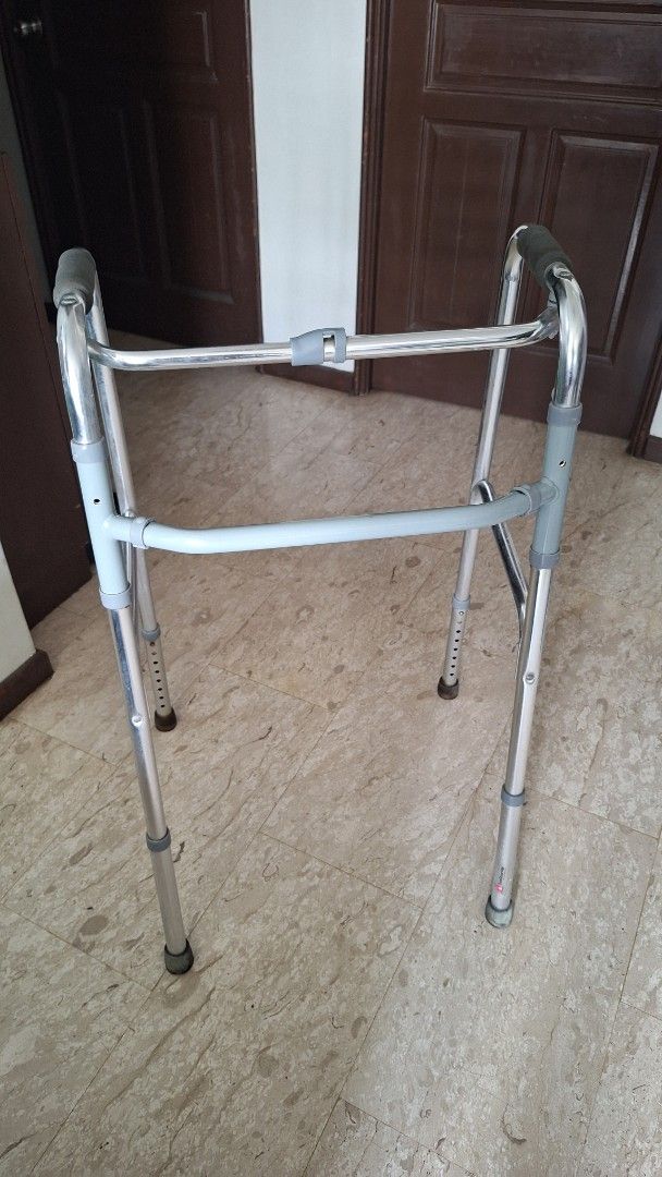 Adjustable Walker (Category: Other Assistive Aids) located in Singapore. Submitted by gilvdq19 (Listing ID 1424010312, Image 1). Description: Used walker that can adjust different heights.